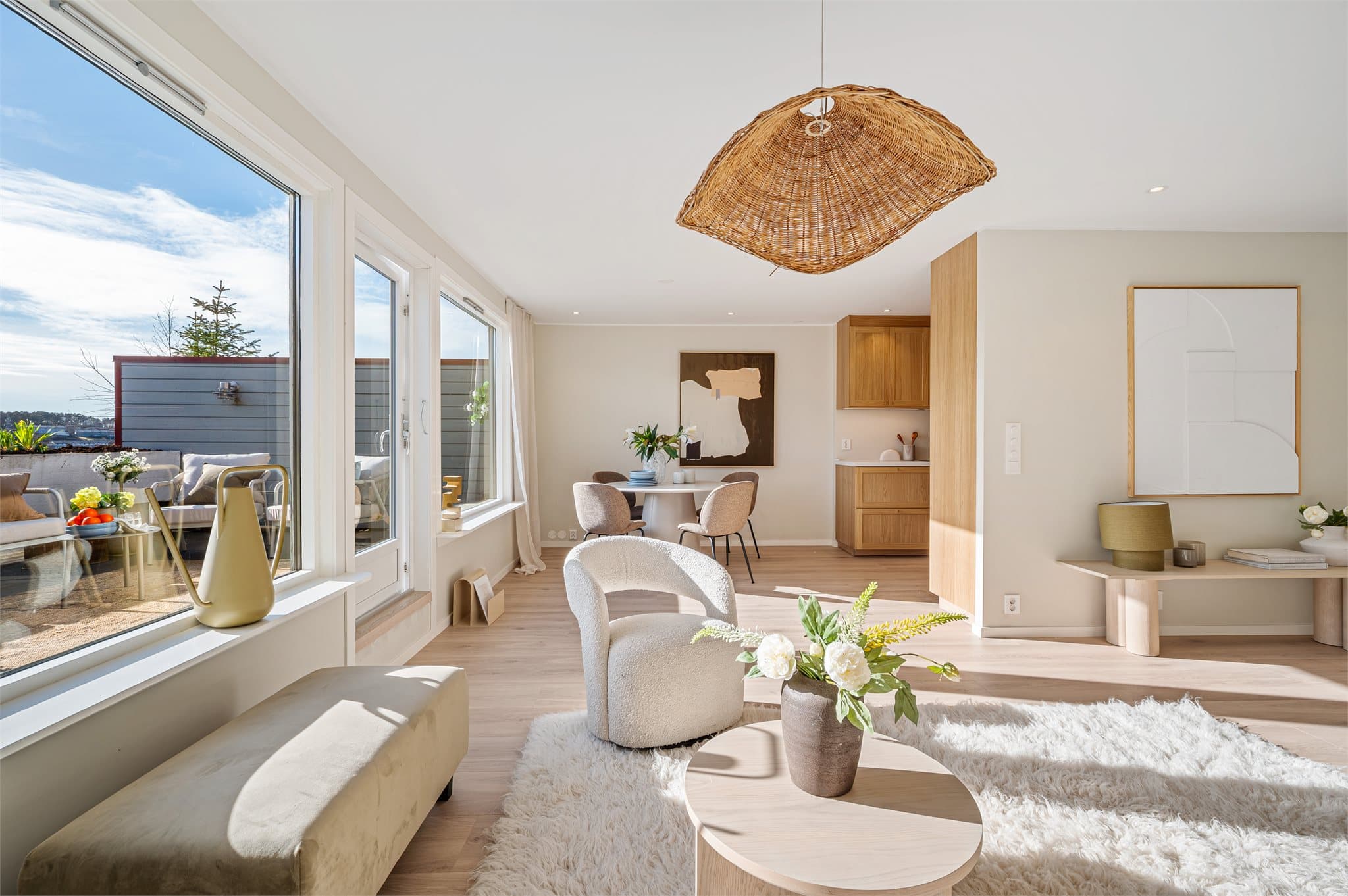 - Leiligheten har et BRA-i på 114m² og inneholder entré/gang, vaskerom, 2 bad, 4 soverom, trapp/gang, og stue/kjøkken -