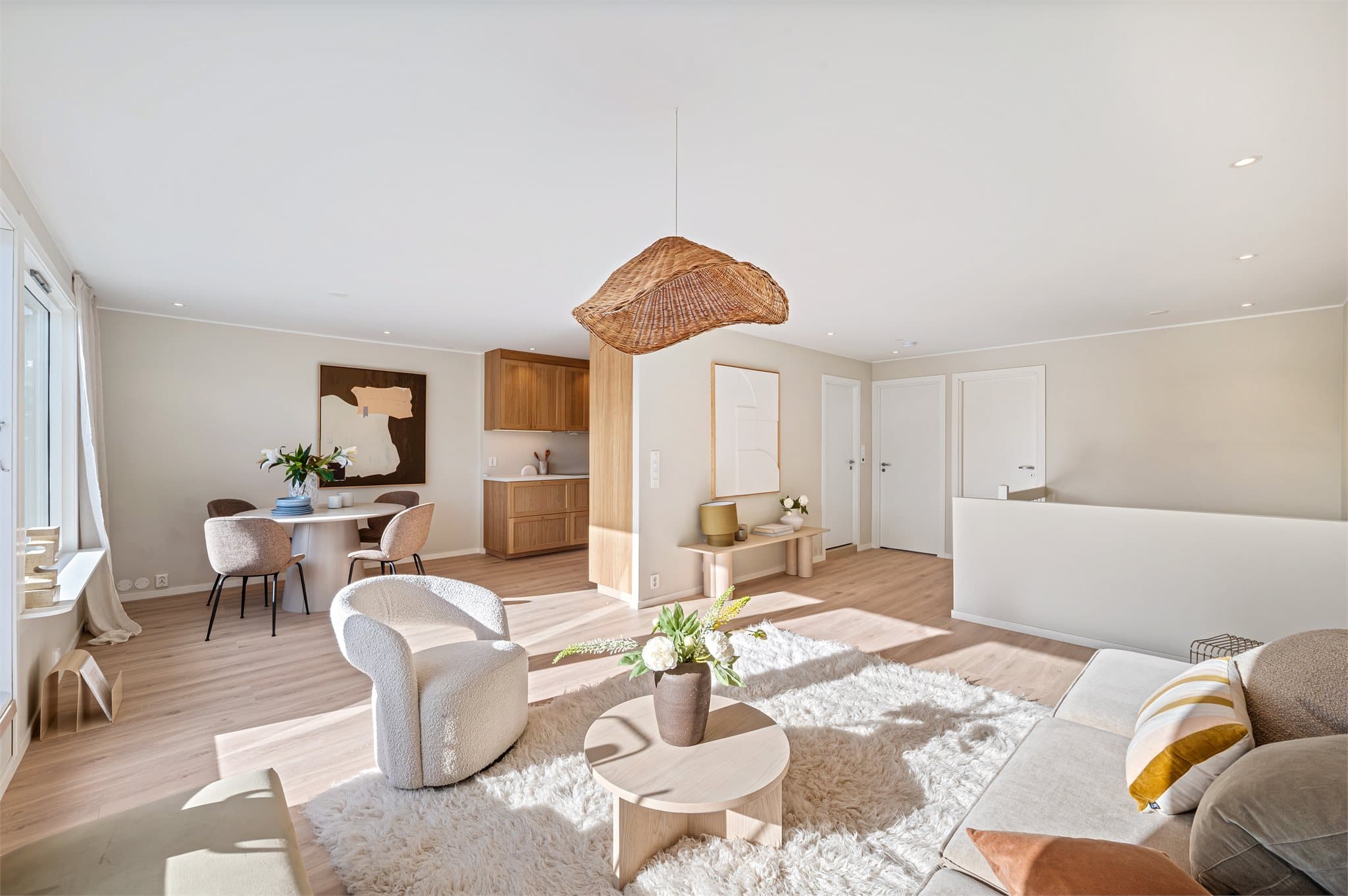 - Gjennomgående lik laminat på gulv gir en rød tråd gjennom boligen og skaper et nydelig helhetsinntrykk -