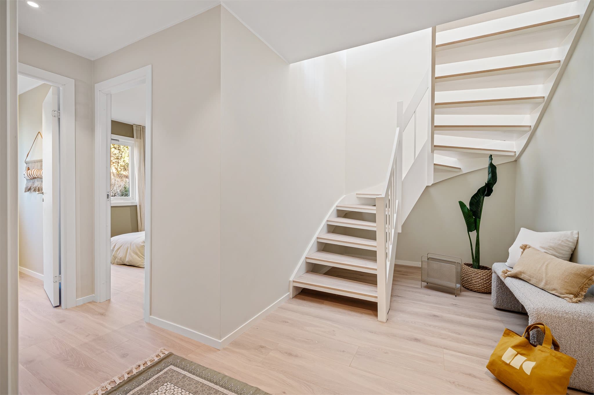 - Romslig entré/gang i underetasjen -