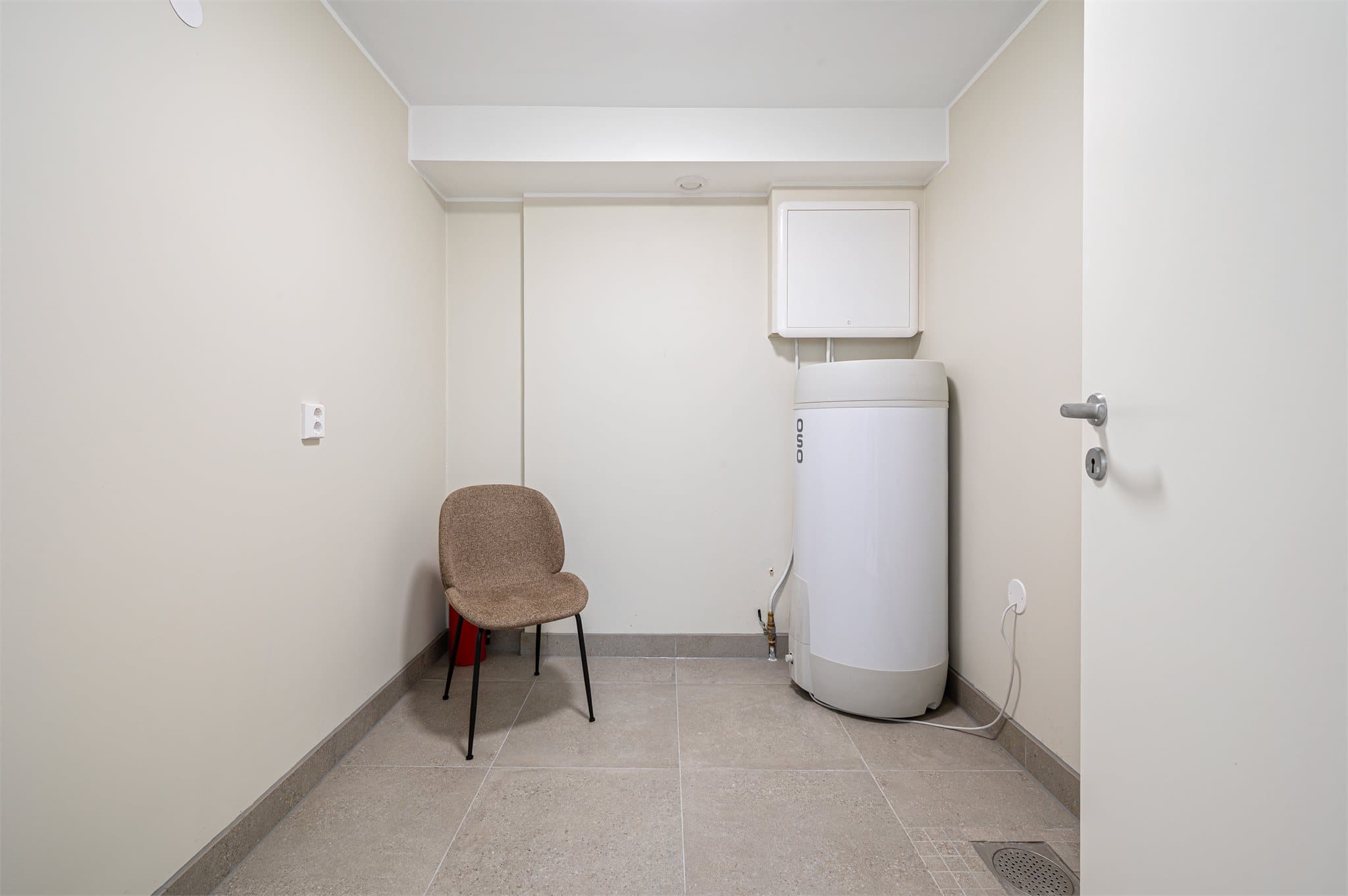 - Vaskerommet i underetasje måler 5,5m². Her er sluk, og plass til både vaskemaskin og tørketrommel -