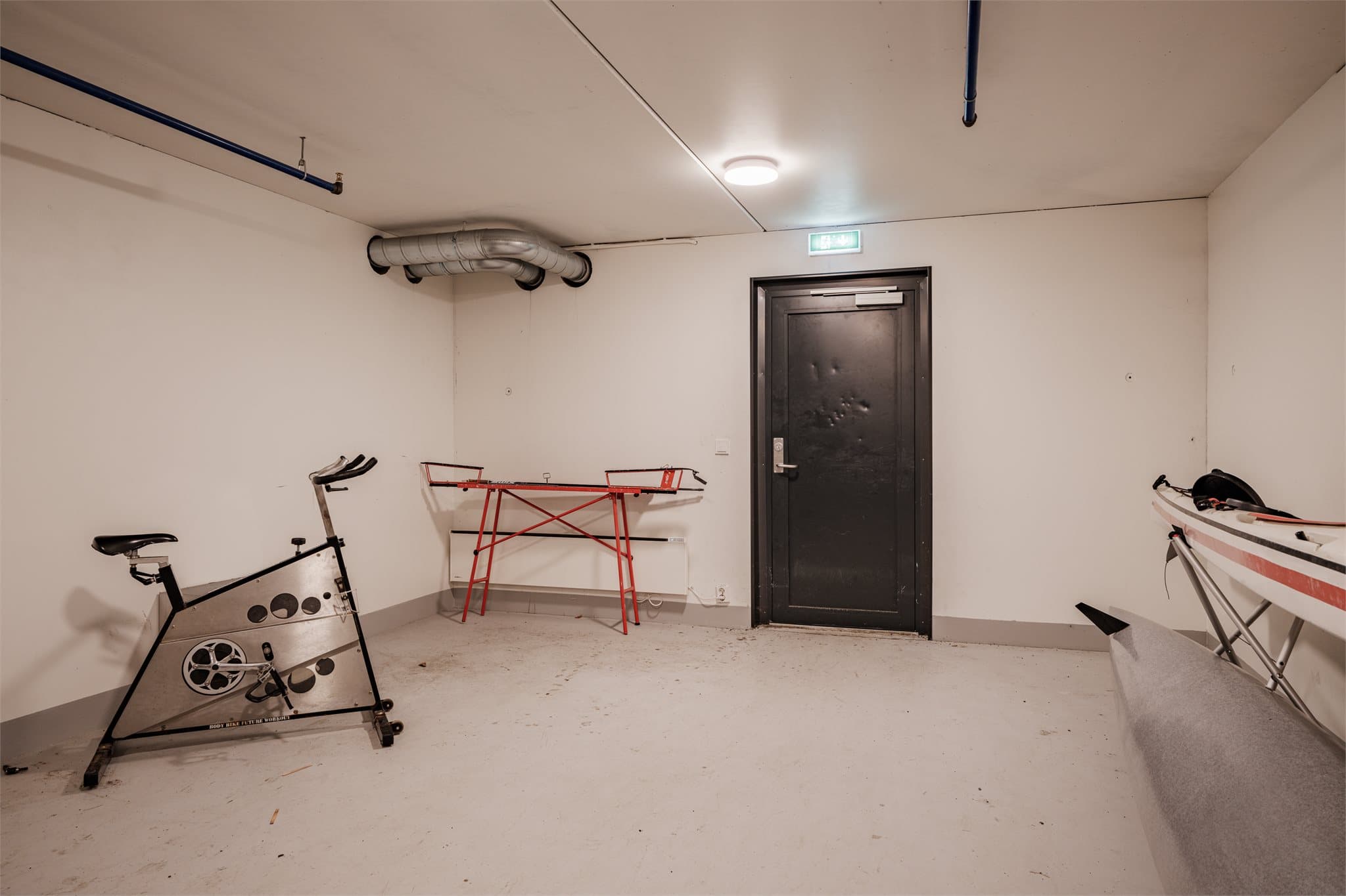 Felles smørebod for smøring av ski og sykkelreparasjon.