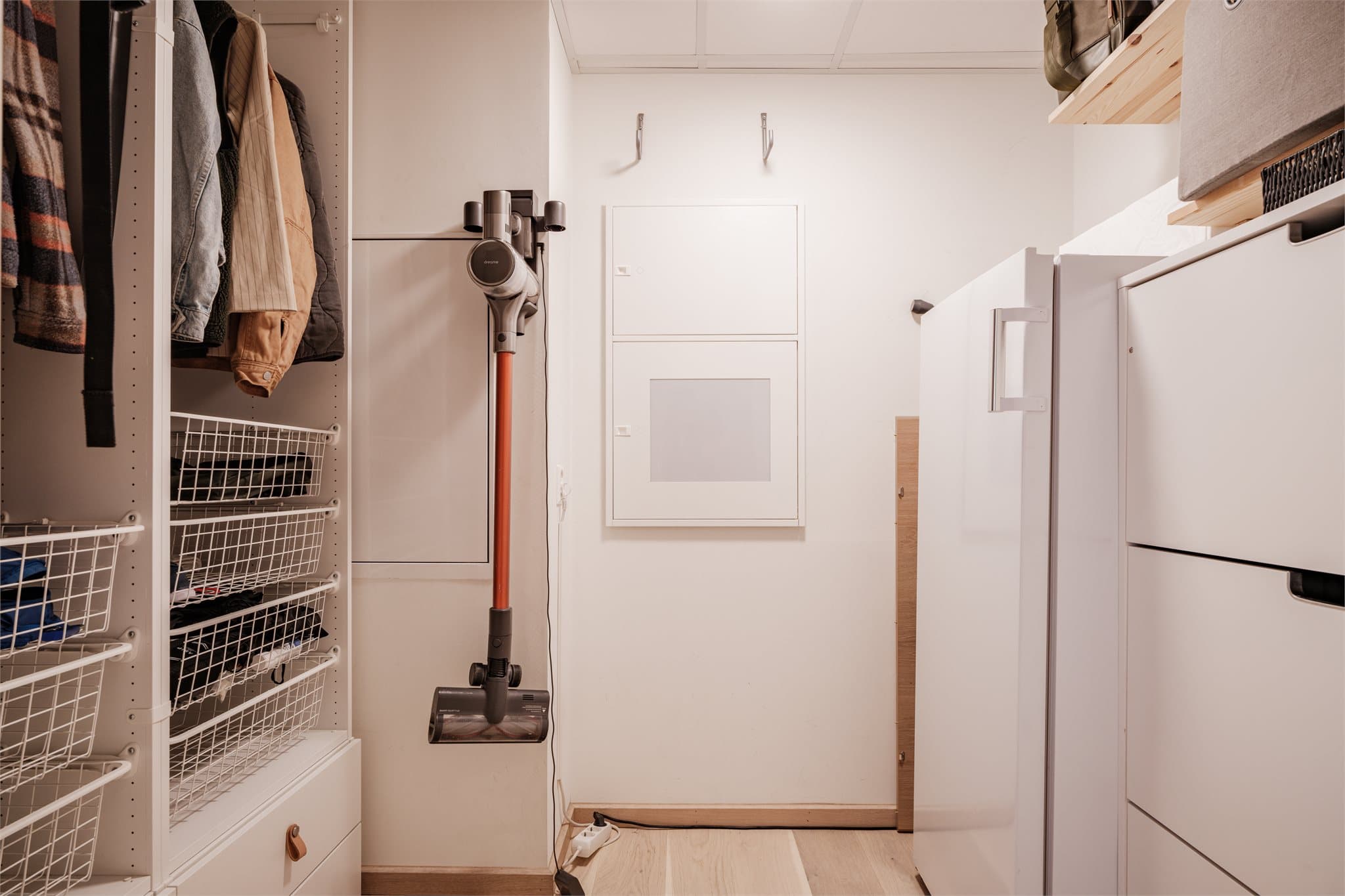 I tillegg disponerer leiligheten en stor innvendig bod med god plass for oppbevaring.