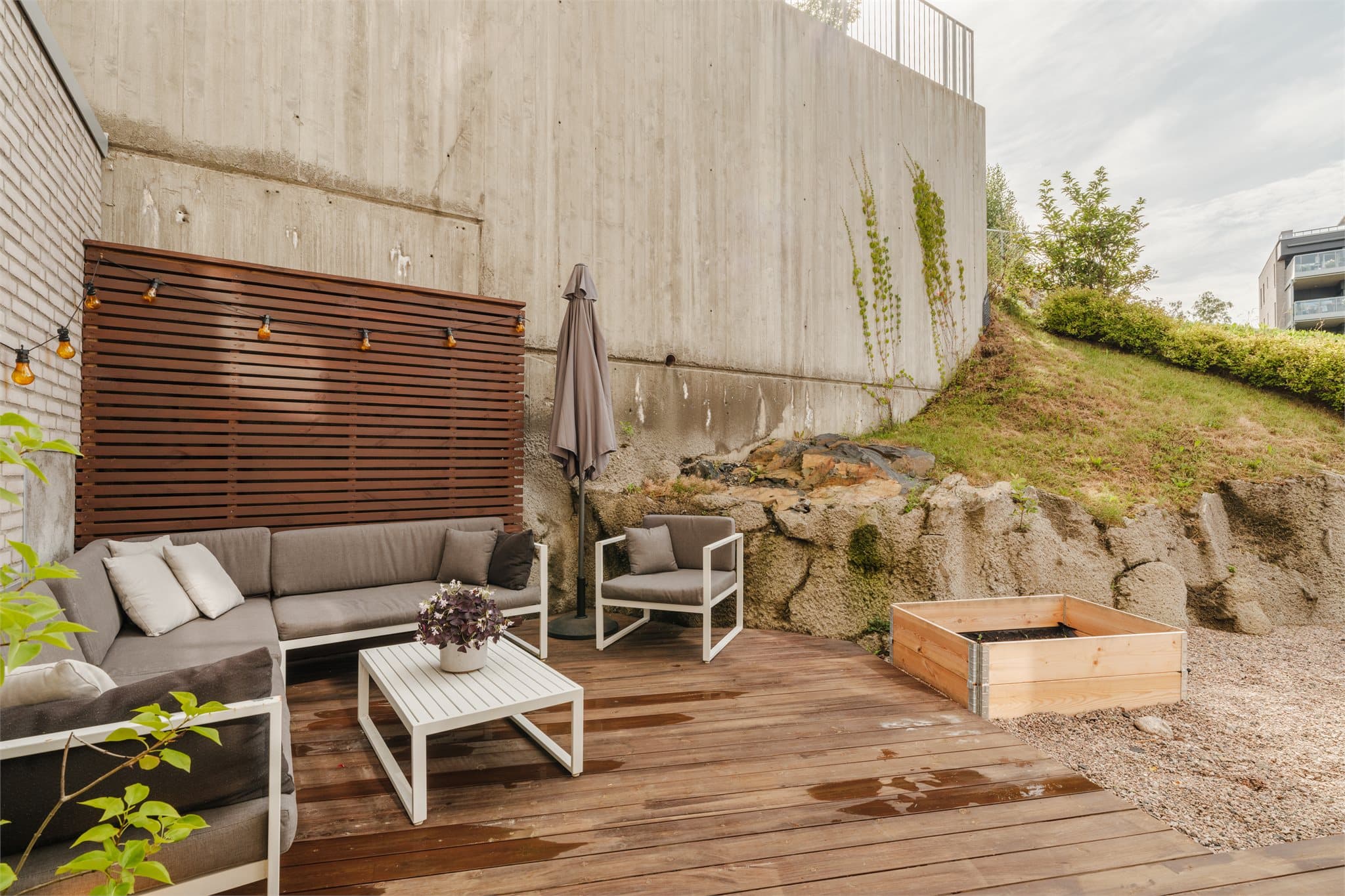 Selger opplyser om gode solforhold fra tidlig om morgenen.