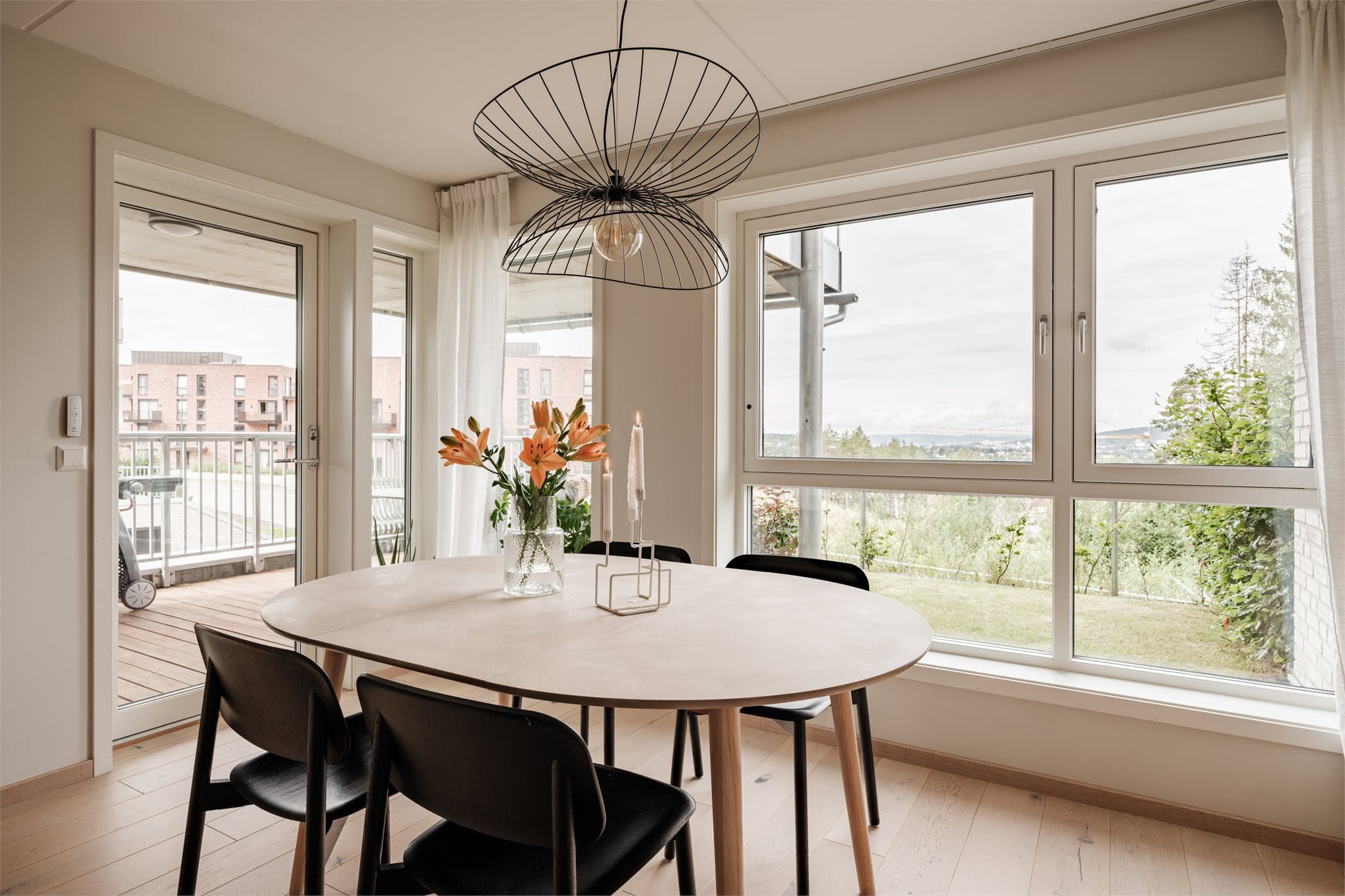 Spisebordet får en naturlig plass mellom stue og kjøkkenet hvor man kan samles for et hyggelig måltid.