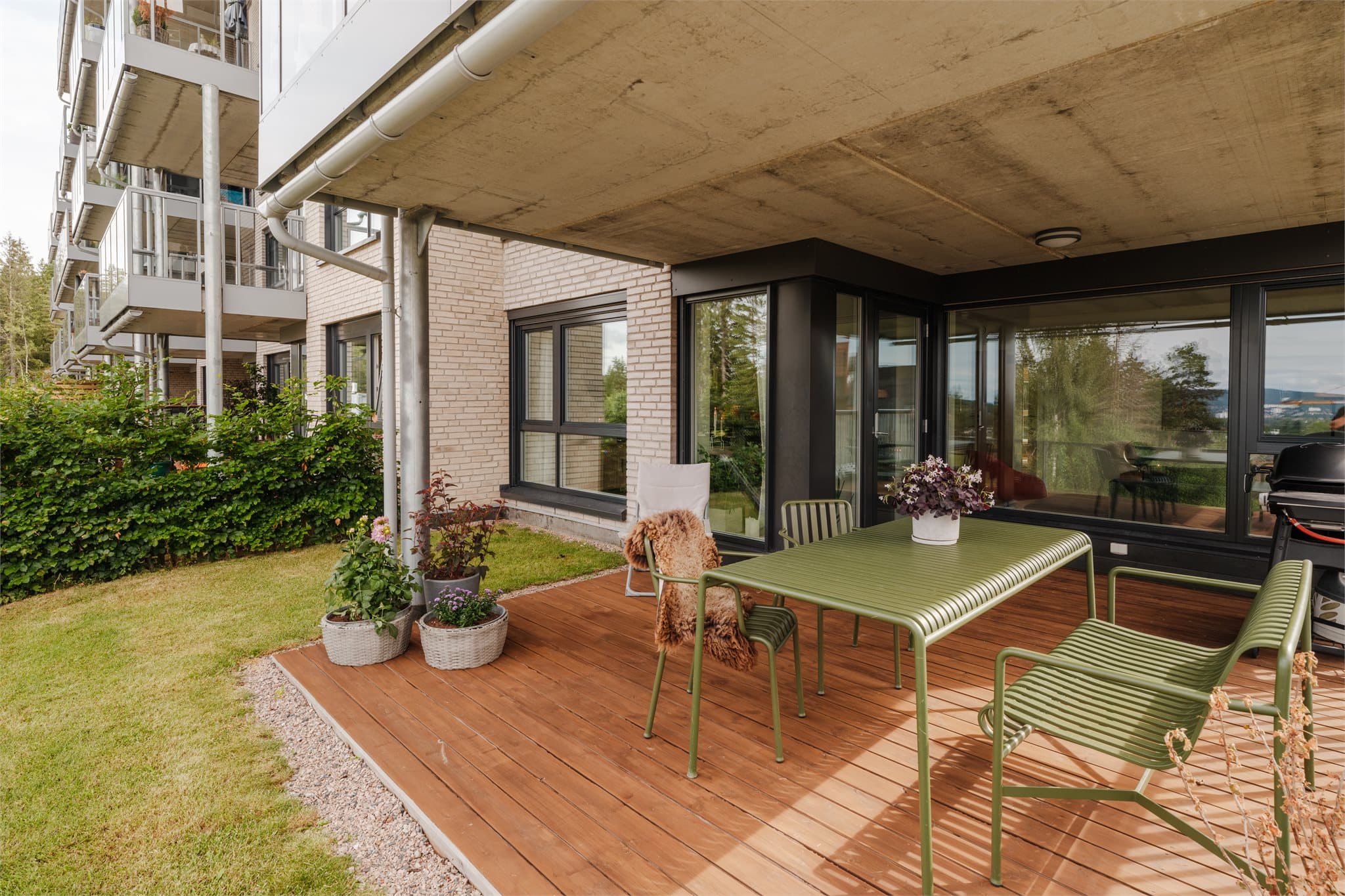 Selger opplyser om fantastiske solforhold til solen går ned.