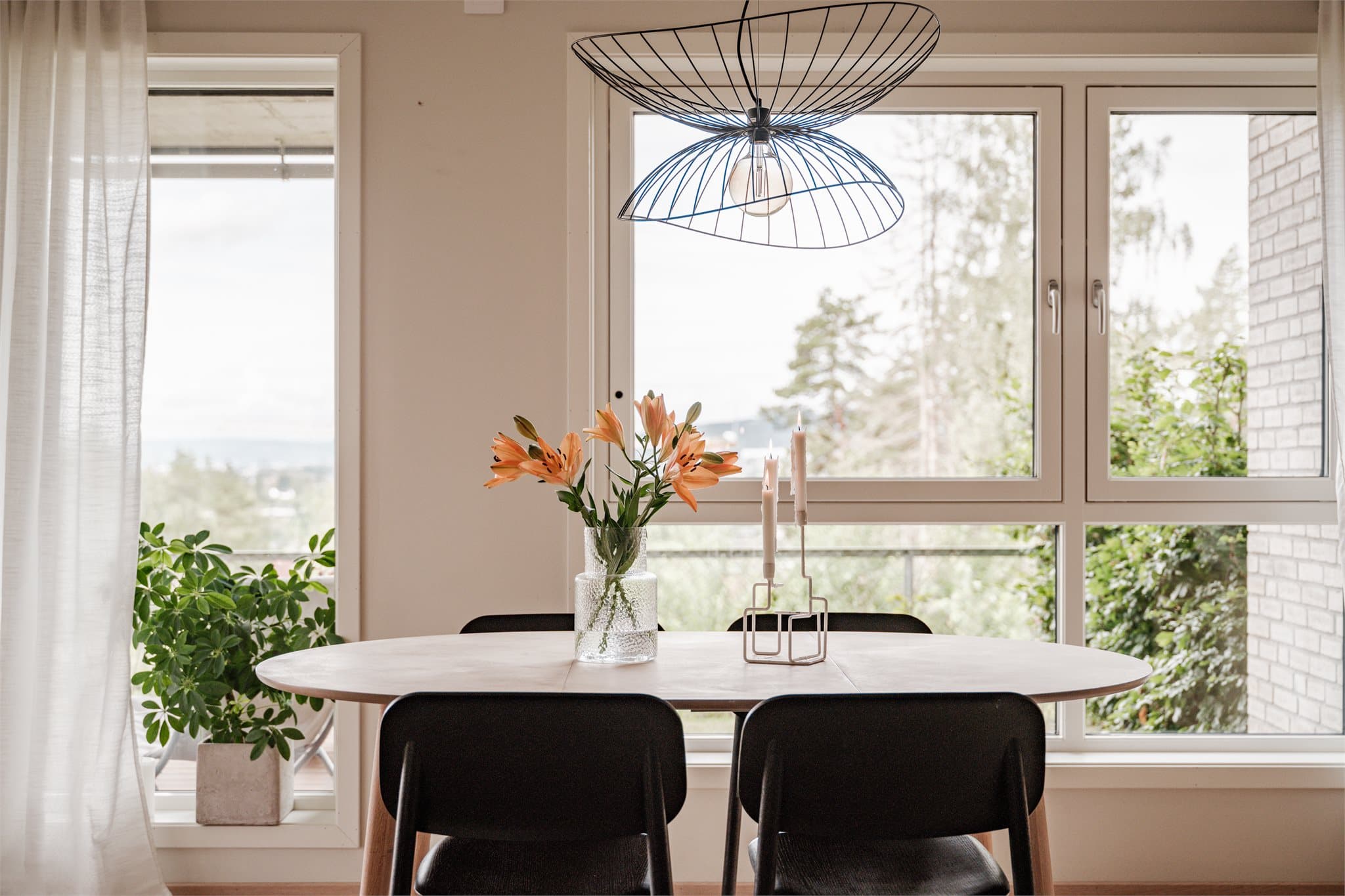 Gode vindusflater som slipper inn rikelig med lys og gir en luftig romfølelse.