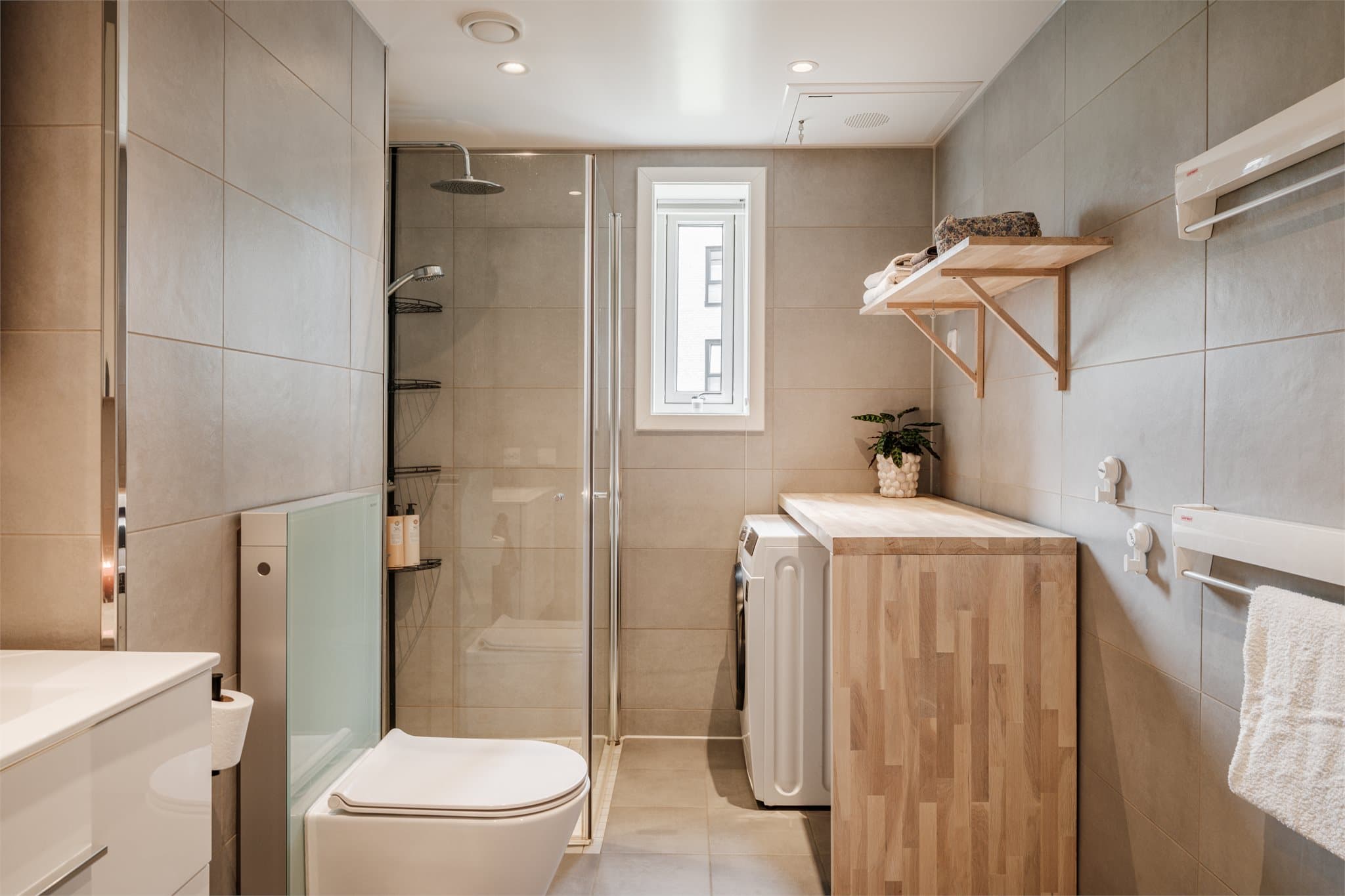 Eier har oppgradert toalettet og spesialtilpasset benk på bad for vask og tørk.