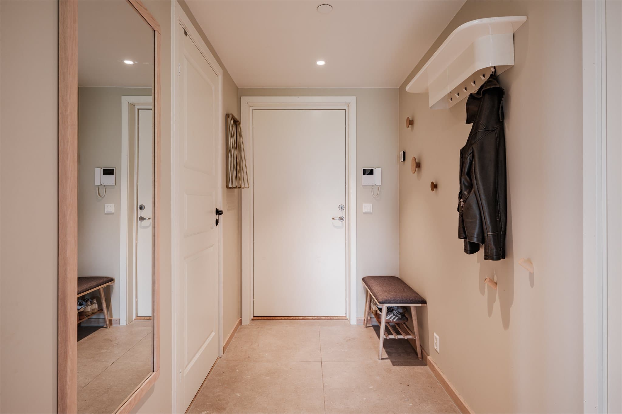 Entréen er lys og innbydende, og har plass til knaggrekke.