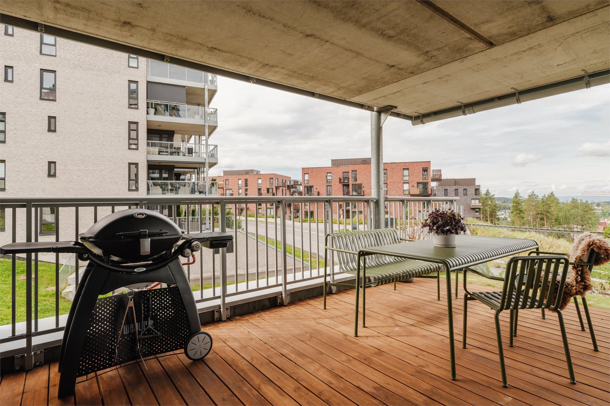 Her har man god plass til utemøbler og grill.