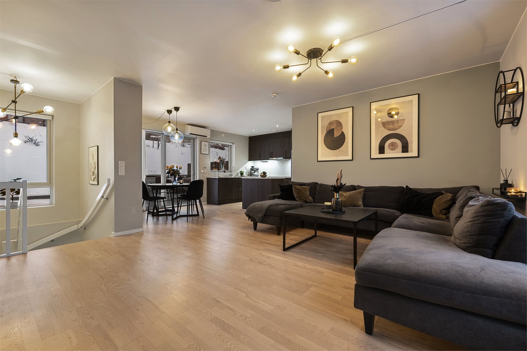 Den åpne planløsningen gir en lys og luftig atmosfære med god takhøyde på 2,51 meter.