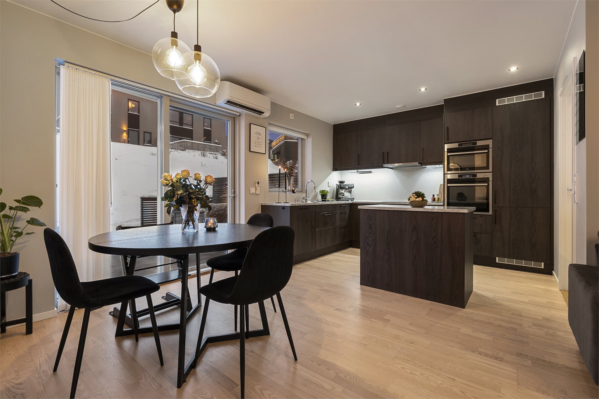 Kjøkkenet har en Marbodal-innredning fra byggeåret med en praktisk, frittstående øy.