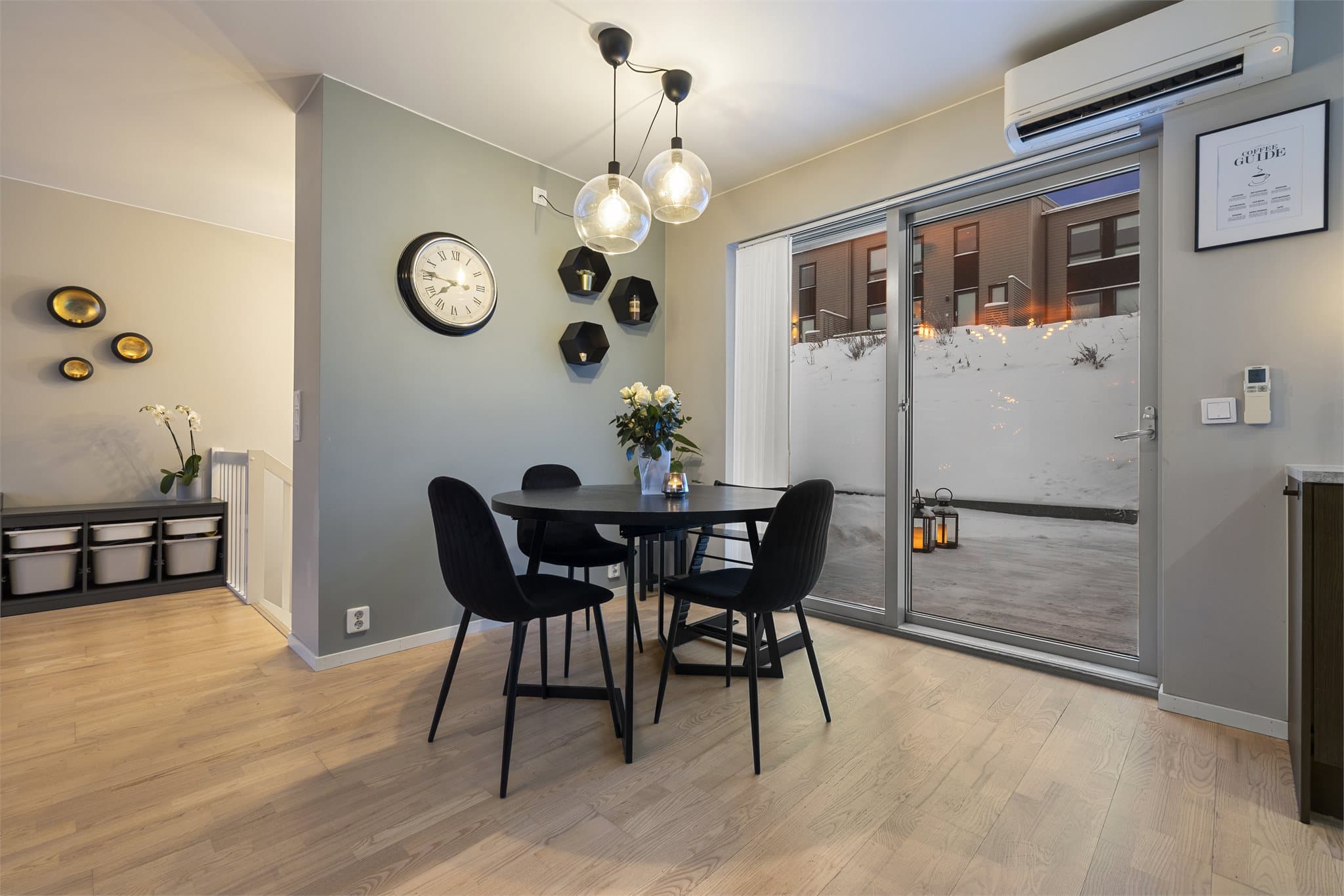 En luft-til-luft varmepumpe fra Toshiba, installert i 2020, gir effektiv oppvarming og kjøling.