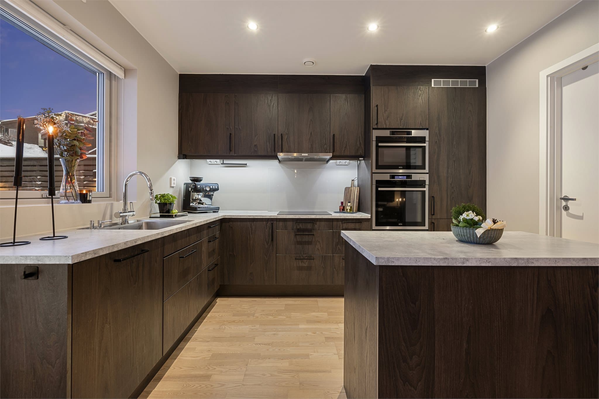 Kjøkkenet har integrerte hvitevarer bestående av stekeovn, kombinert stekeovn/mikrobølgeovn, kjøl- og fryseskap, platetopp og oppvaskmaskin.