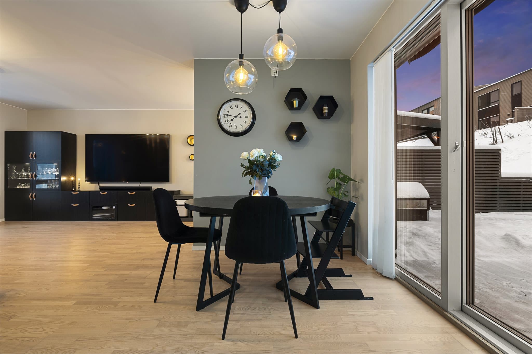 Fra spiseplassen er det direkte utgang til markterrassen via en stor skyvedør.