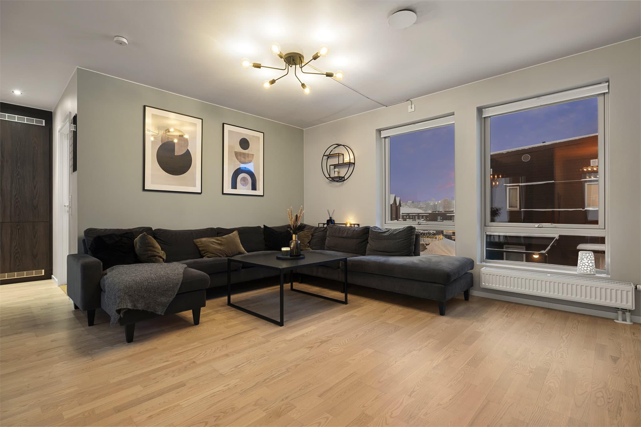 Oppvarming skjer via radiator med fjernvarme, som gir en stabil og behagelig innetemperatur.