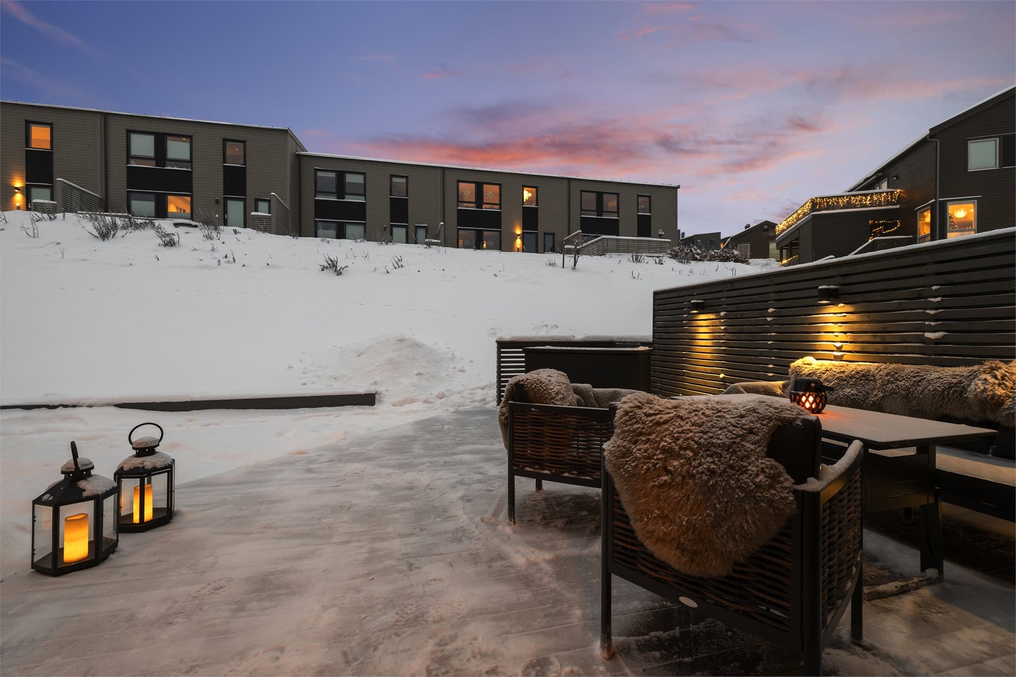 Den romslige markterrassen på 26 m² er bygget i impregnerte trematerialer.