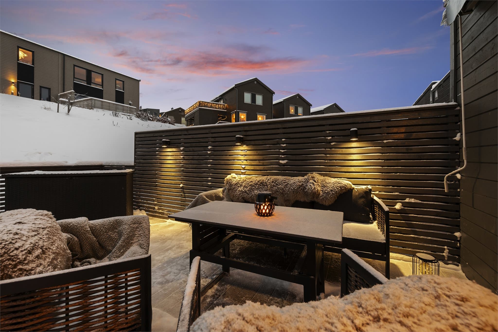 Levegg med liggende spiler skjermer uteplassen og skaper en lun krok.