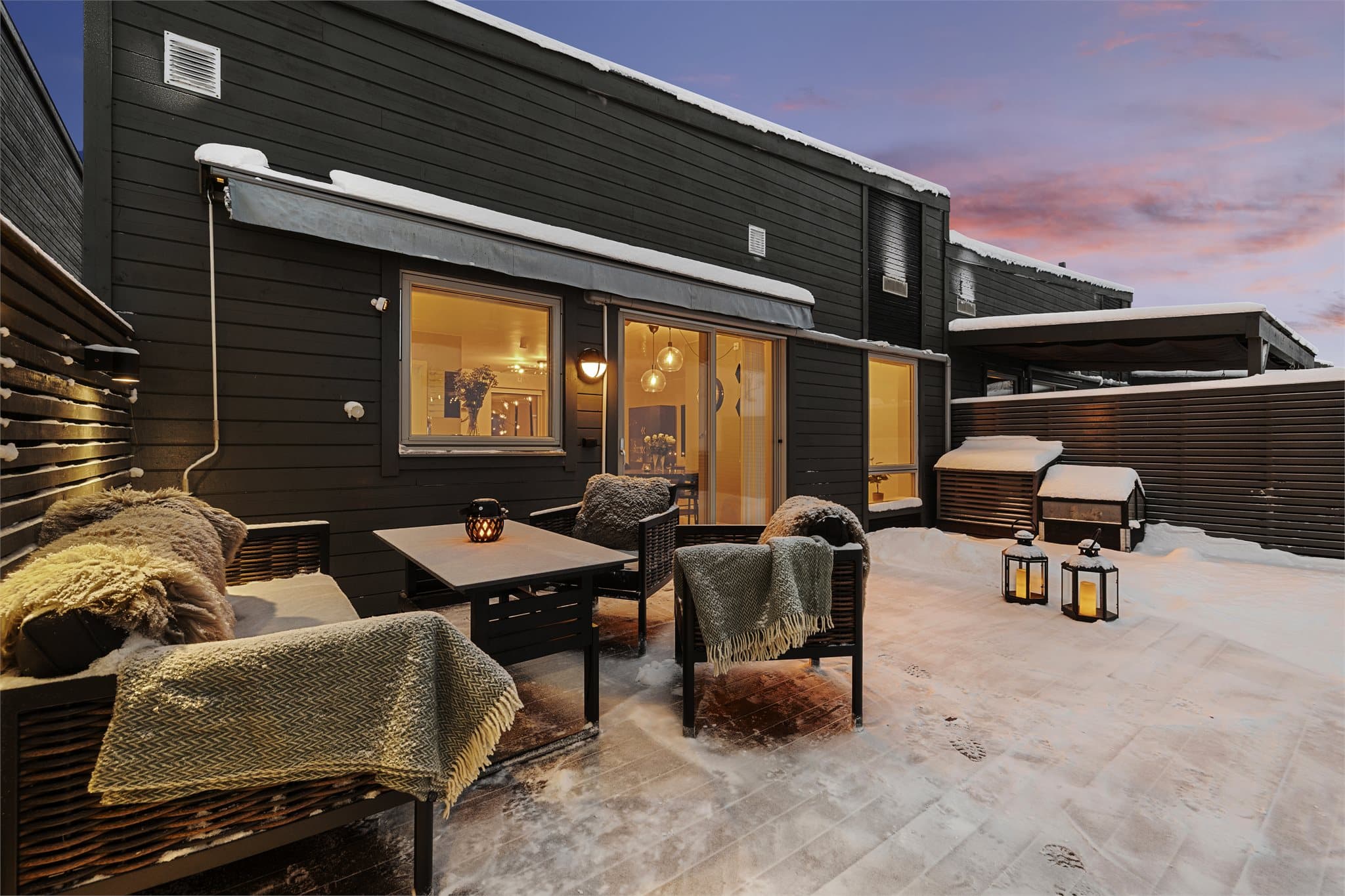 Den private uteplassen er en flott forlengelse av stuen i sommerhalvåret.