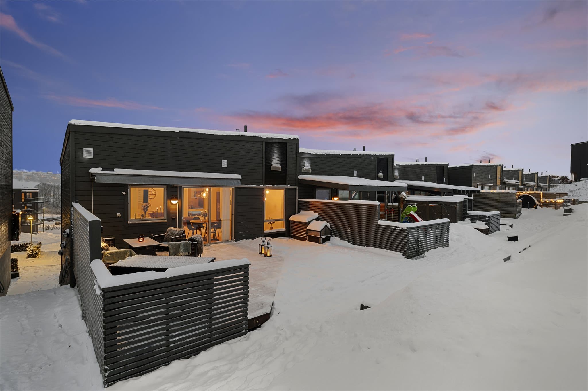 Et moderne rekkehus fra 2018 over to plan, med egen hageplass og stor markterrasse.