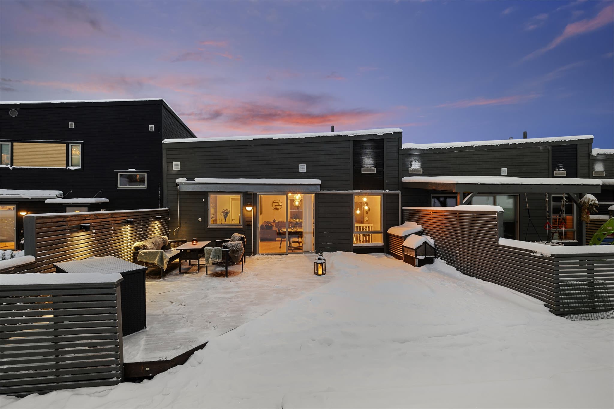 Rekkehuset har en stilren fasade med liggende utvendig panel.