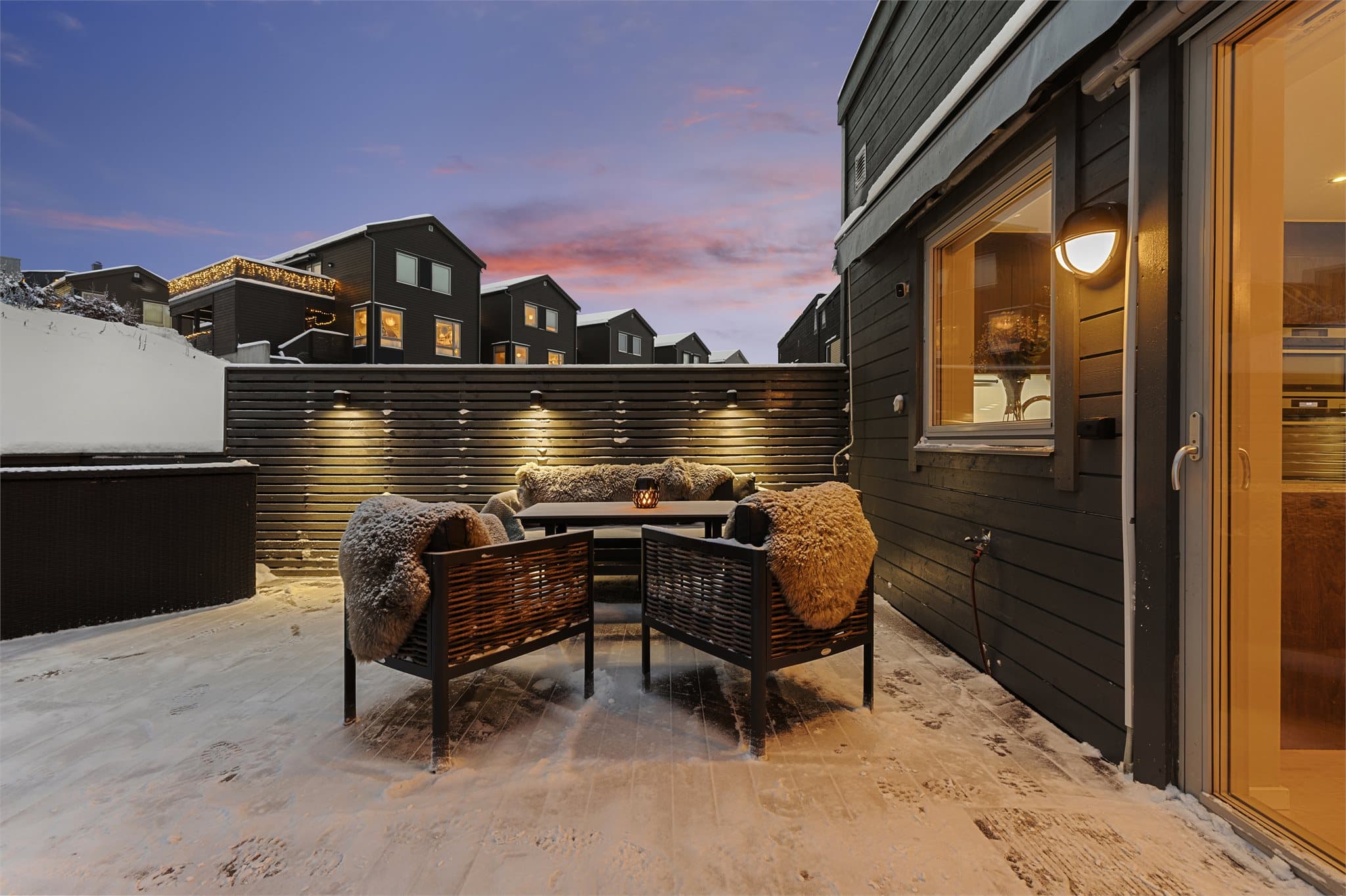 Her er det god plass til både sittegruppe og grill, perfekt for sosiale sammenkomster.