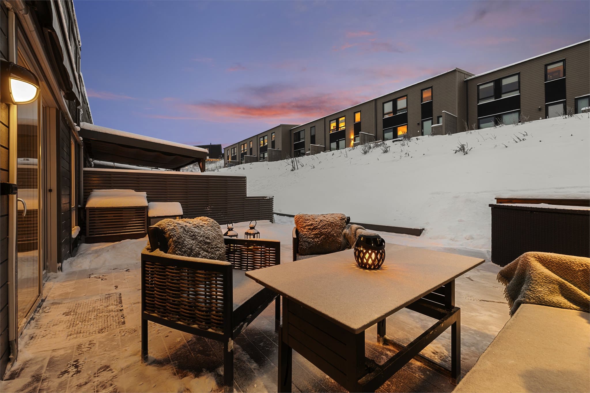 Utebelysning skaper en hyggelig stemning på terrassen om kvelden.