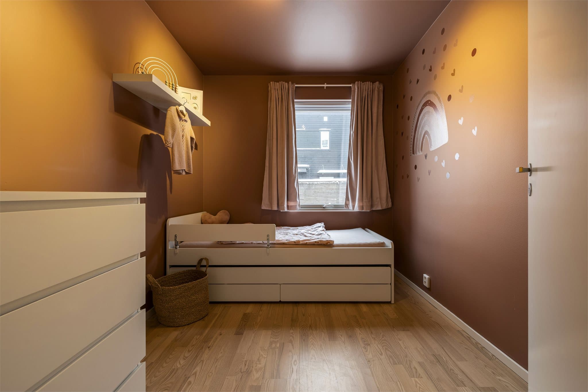 Det andre soverommet i underetasjen er av god størrelse, ideelt som barnerom.