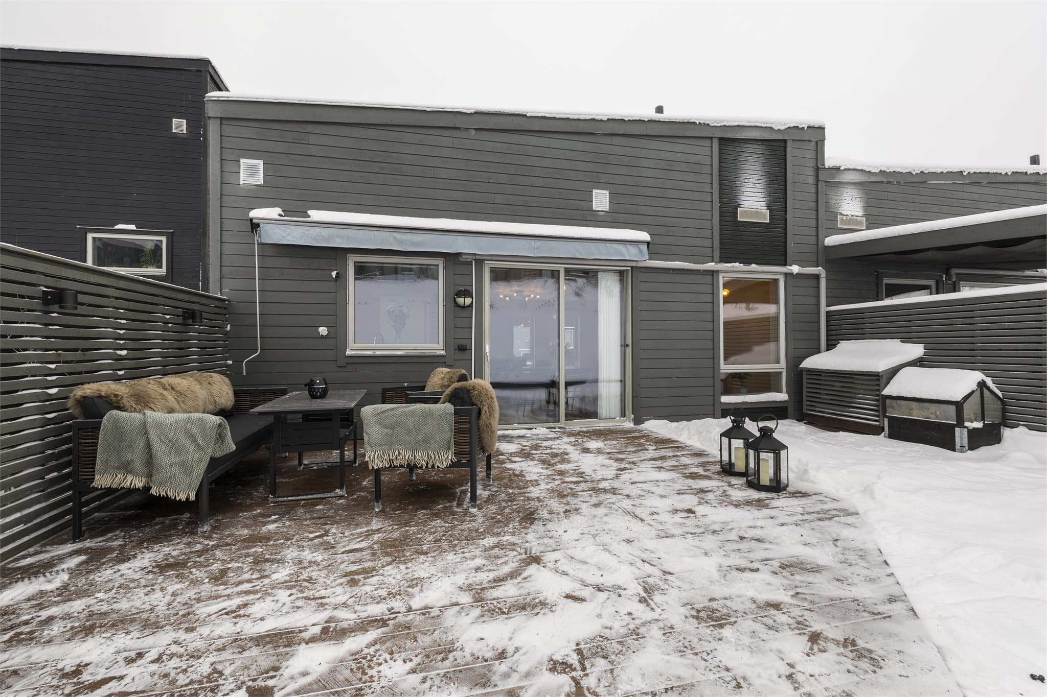 Terrassen er utstyrt med markise for solskjerming og en praktisk utendørs stikkontakt.