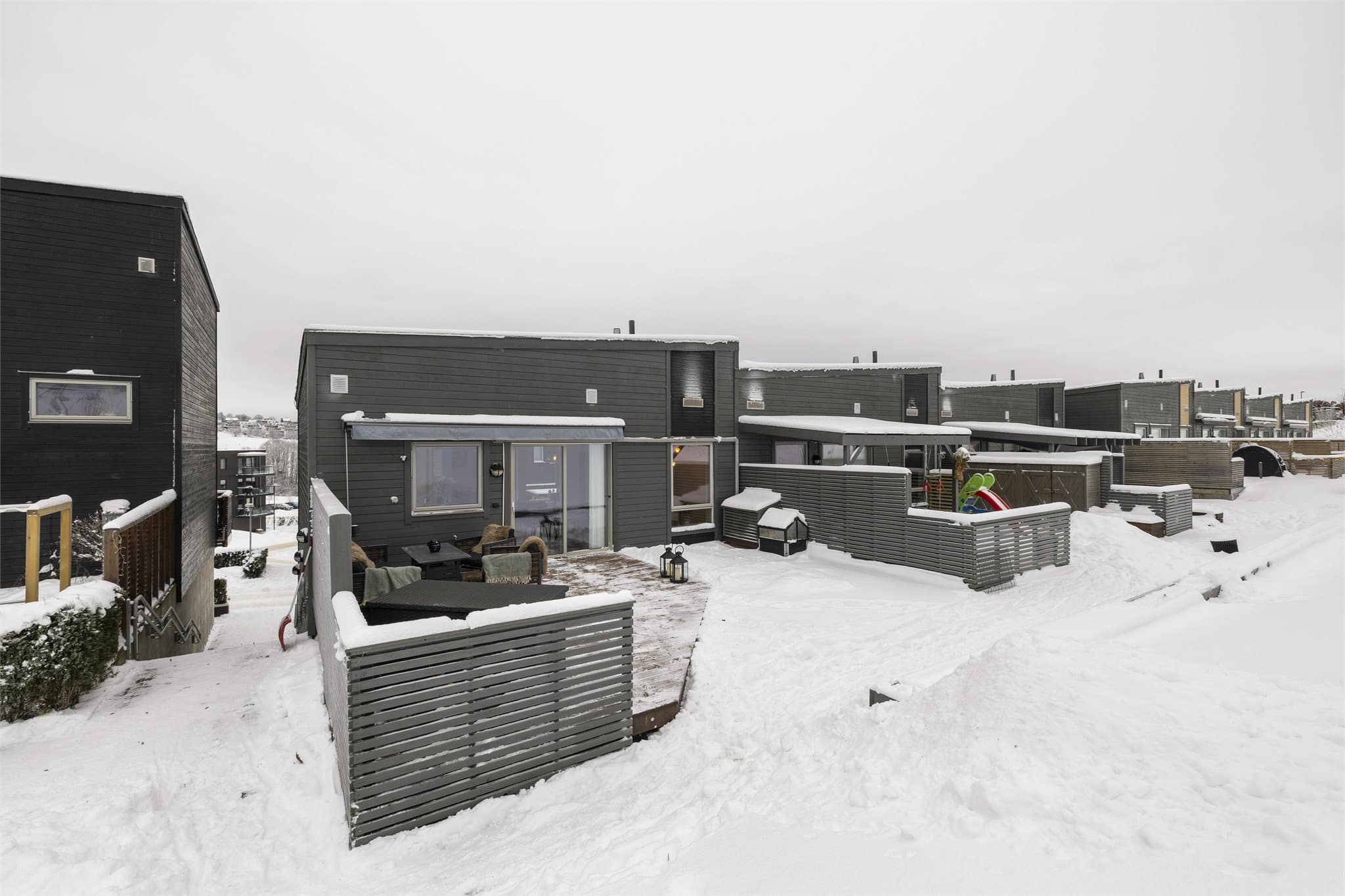 Boligen har en gjennomtenkt og funksjonell utforming, både inne og ute.