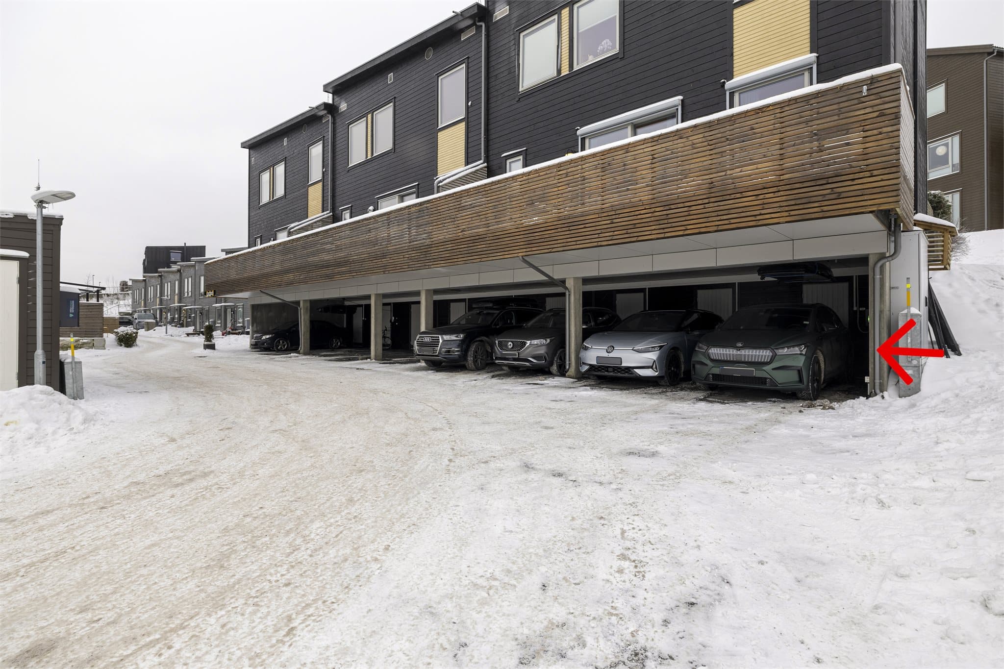 Med boligen følger en fast biloppstillingsplass i carport, utstyrt med elbillader.