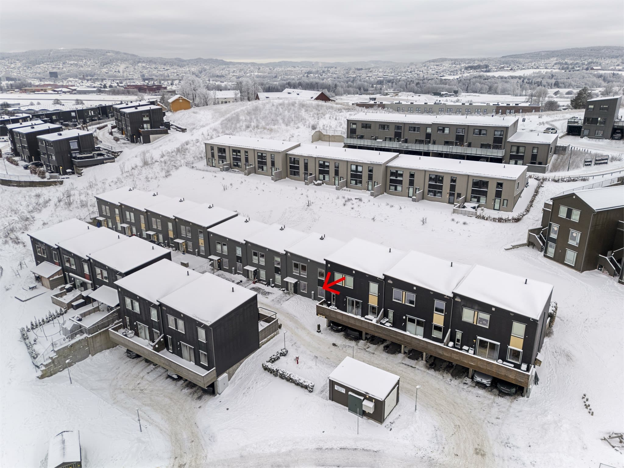 Området har gode kollektivforbindelser, med hyppige bussavganger til Lillestrøm stasjon.