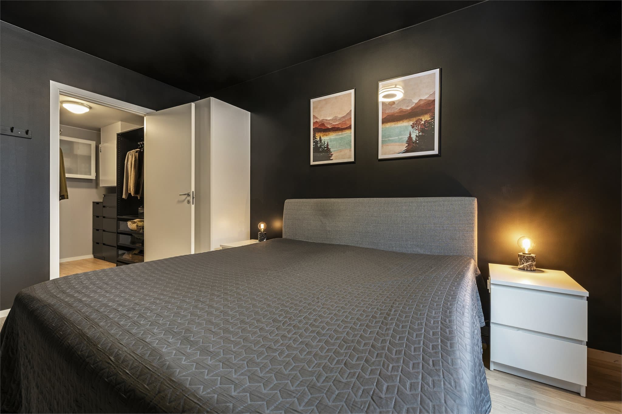 Hovedsoverommet har god plass og direkte adkomst til et eget omkledningsrom.