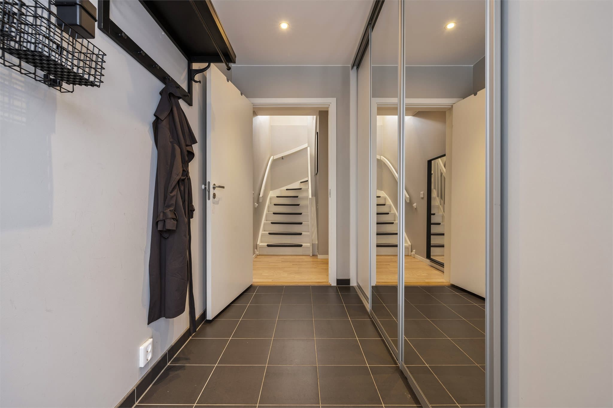 Hele underetasjen har behagelig, vannbåren gulvvarme som sikrer jevn temperatur.