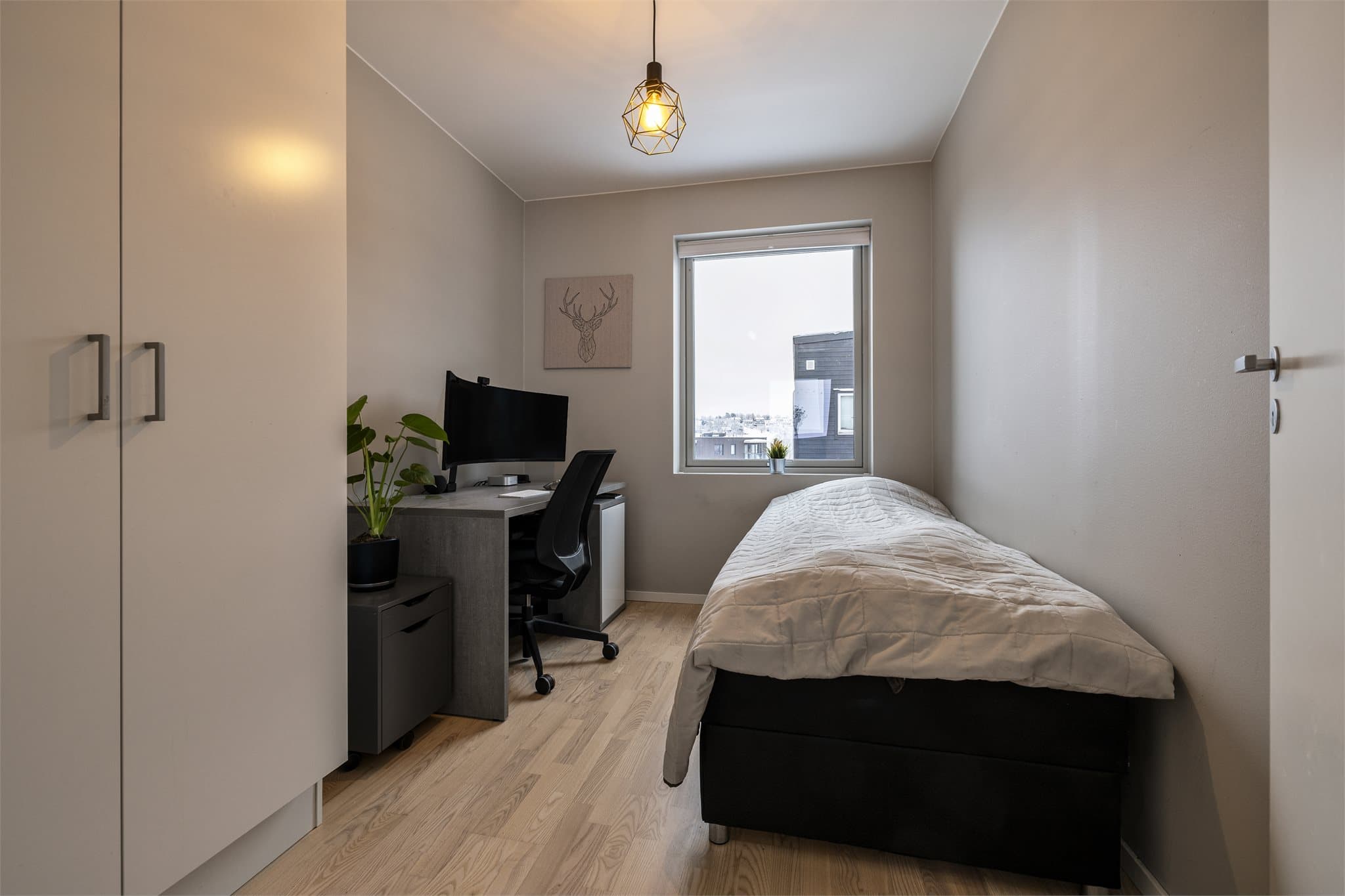 Det tredje soverommet ligger i første etasje og er perfekt som kontor eller gjesterom.