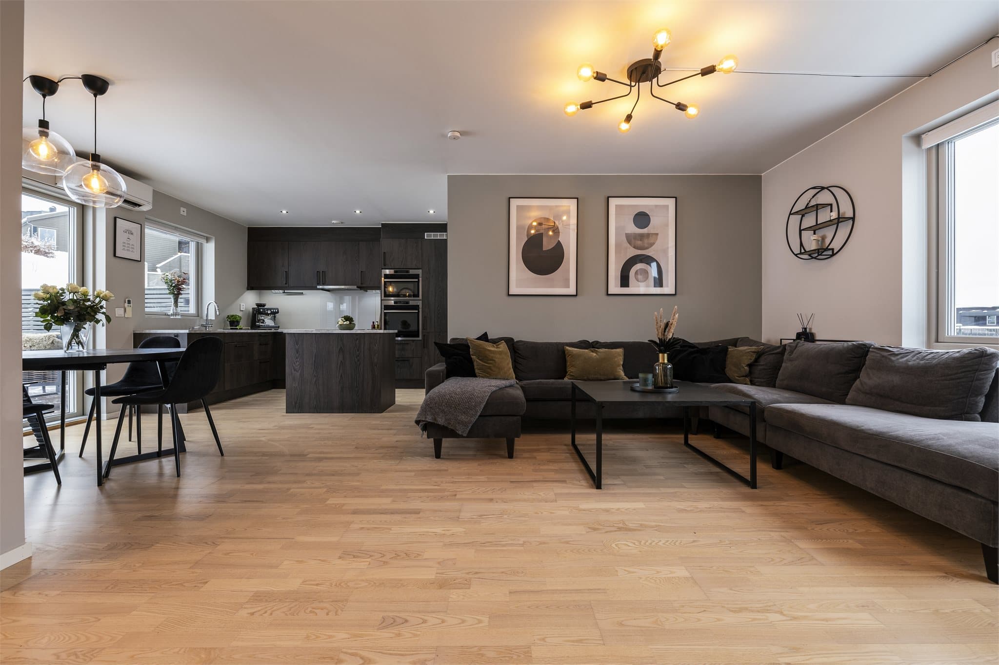 Store vindusflater gir rikelig med naturlig lys inn i oppholdsrommet.