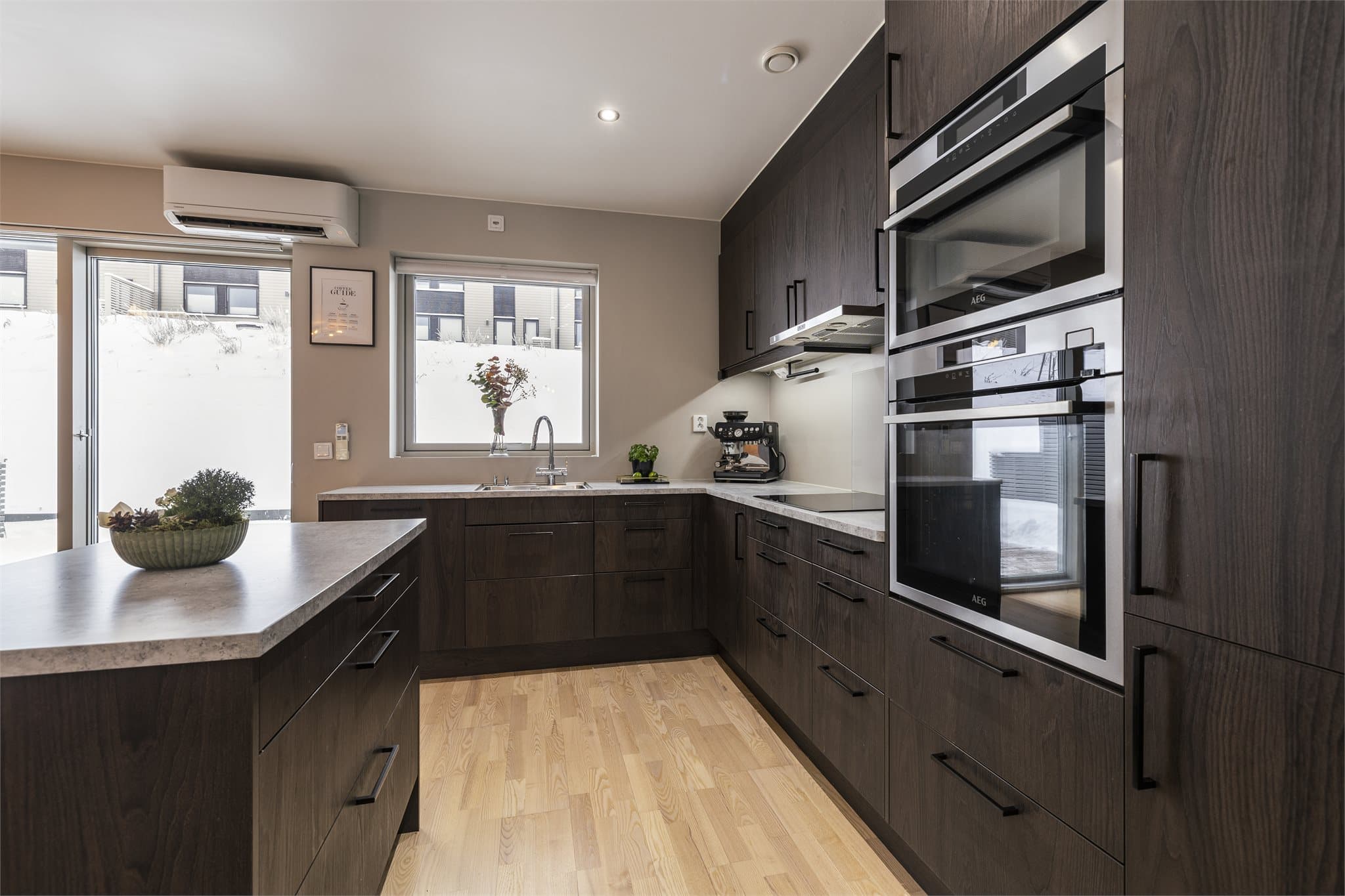 Skyvedør fra kjøkkenet til markterrasse gjør det enkelt å slippe barna ut på lek, samtidig som du har full kontroll fra kjøkkenet