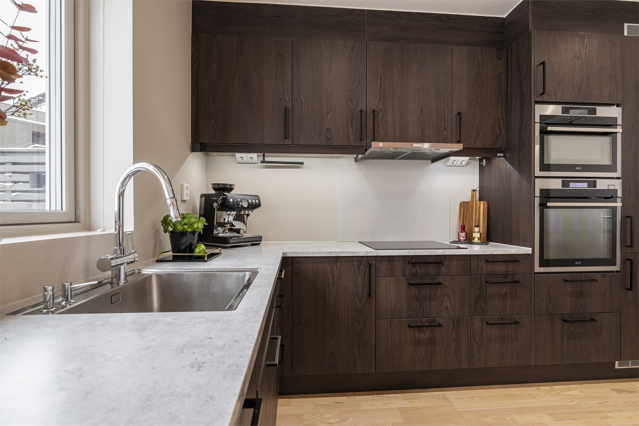 Planlimt kum i rustfritt stål og en praktisk uttrekkbar kran.