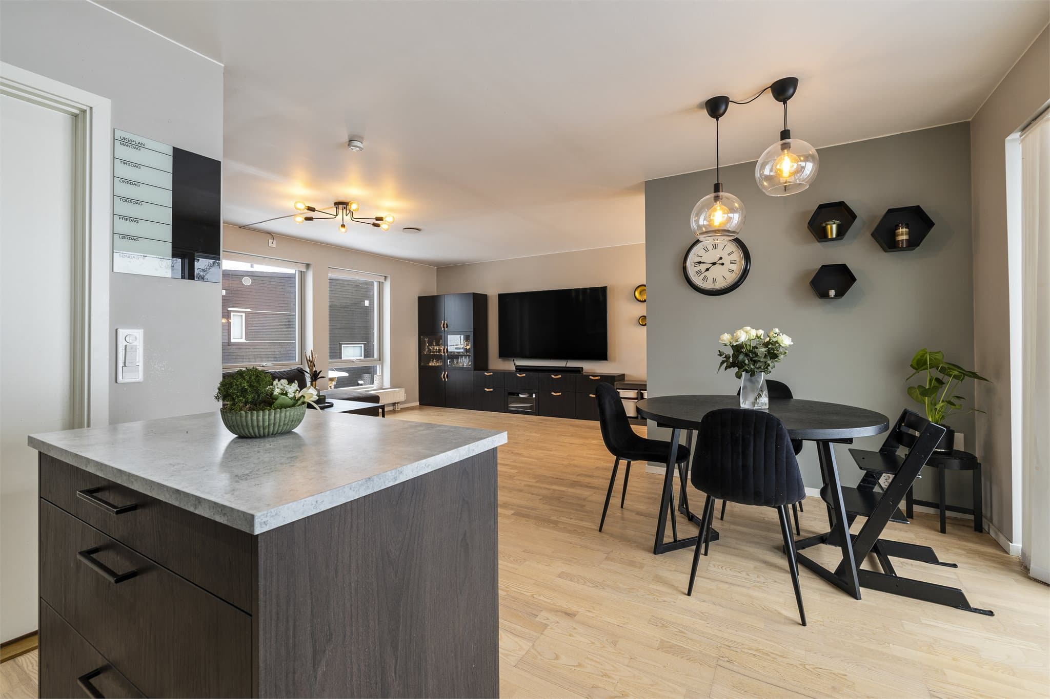 Fra kjøkkenet har du full oversikt over stuen og spiseplassen.
