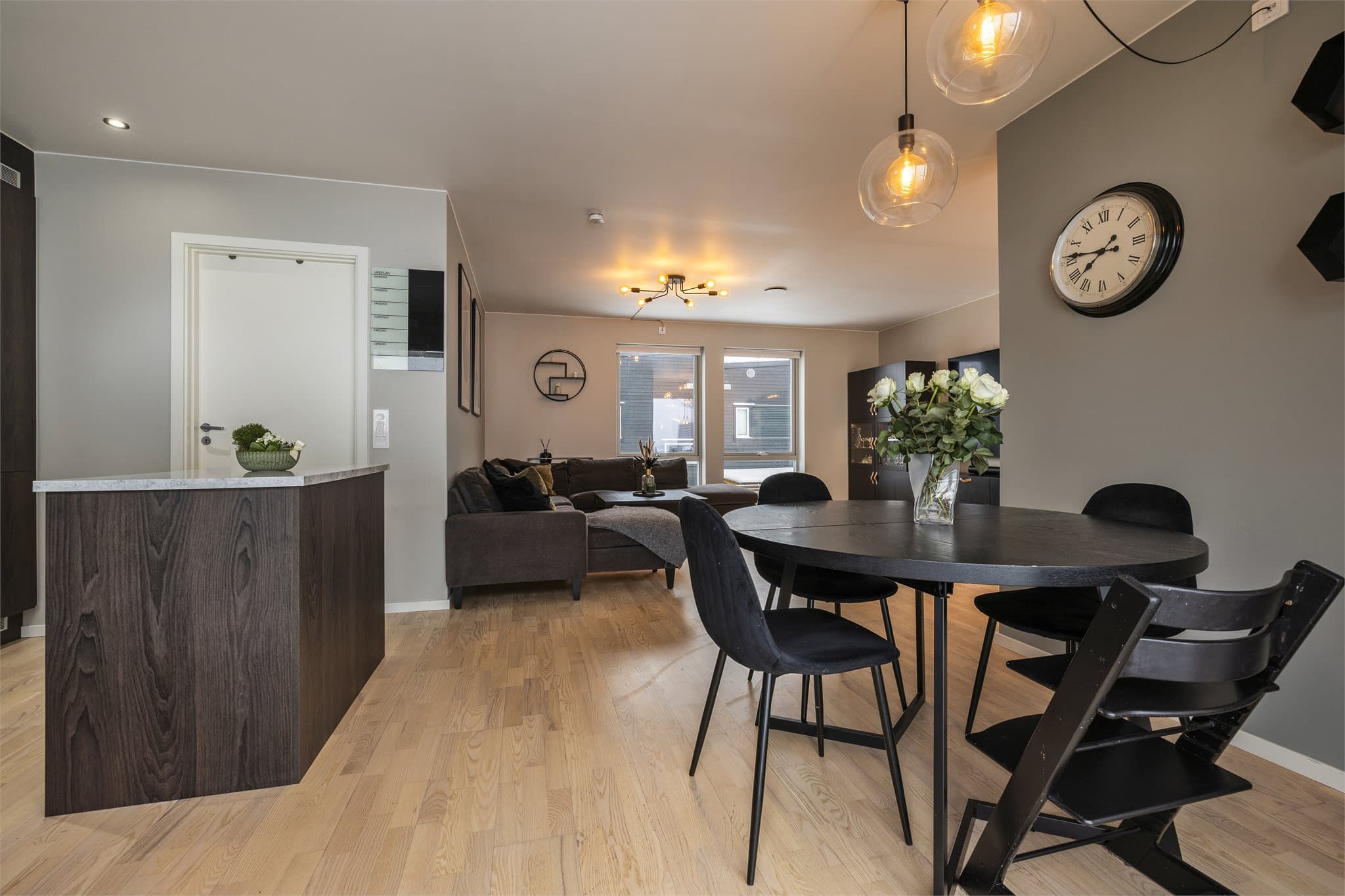 Den åpne løsningen gjør det enkelt å være sosial med gjestene mens man lager mat.