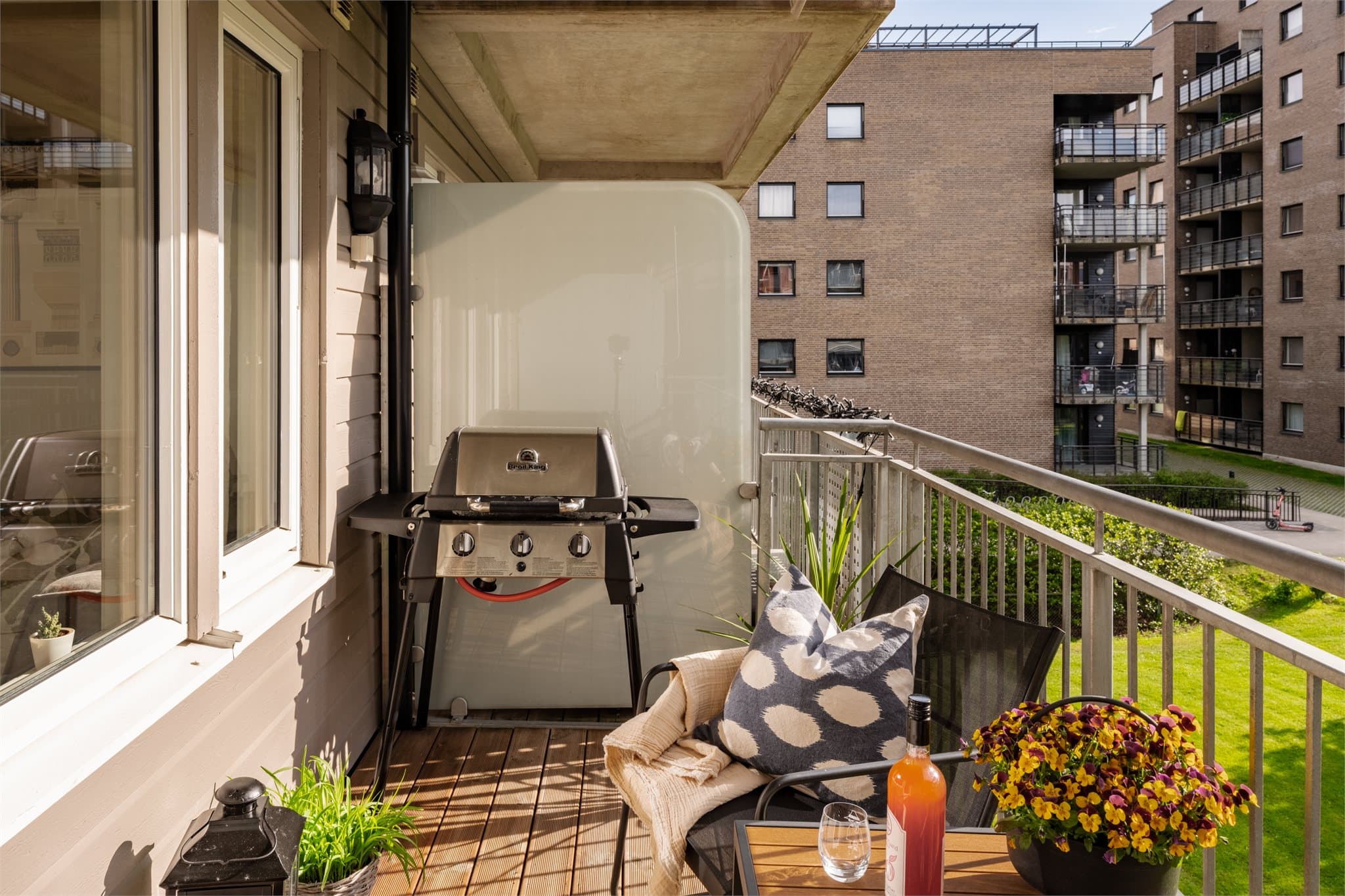 Her får du en lekker og lys 2-roms leilighet med fantastiske solforhold og en stor, innbydende vestvendt balkong.