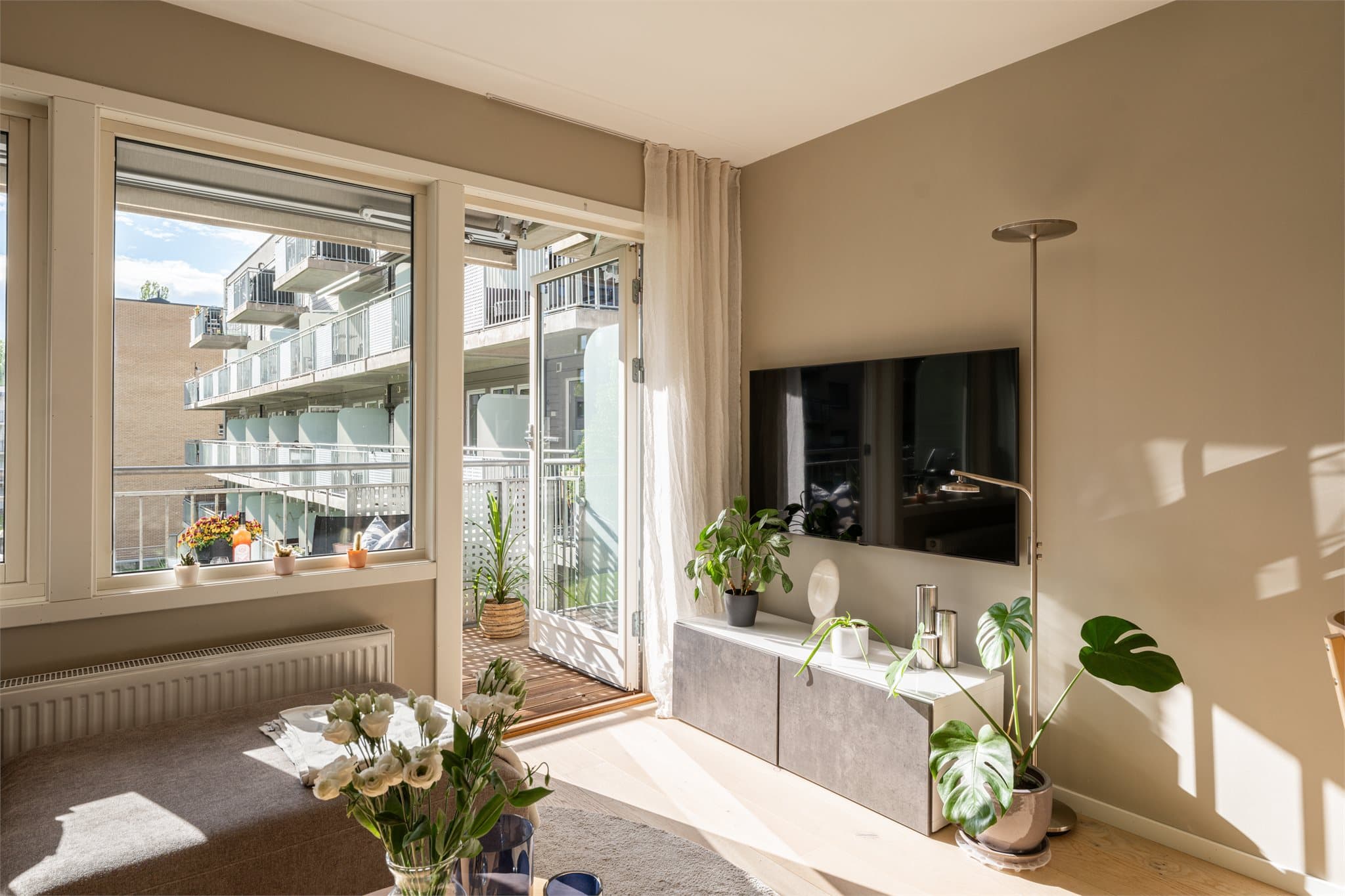 Her får du rikelig med naturlig lys, og på sommeren blir den herlige balkongen en forlengelse av stuen.