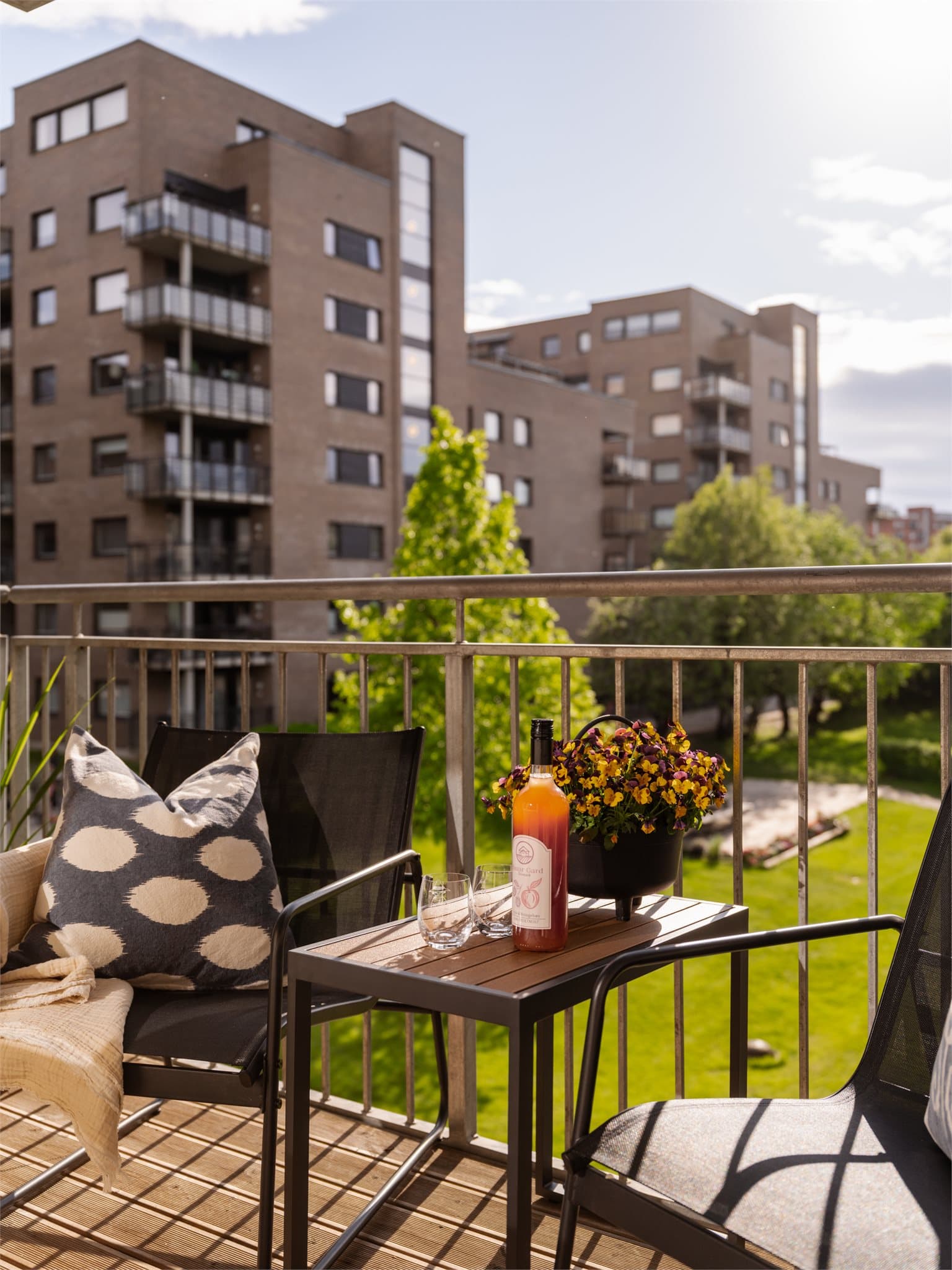 Det er etablert markise som gir behagelig skjerming på de varmeste sommerdagene.