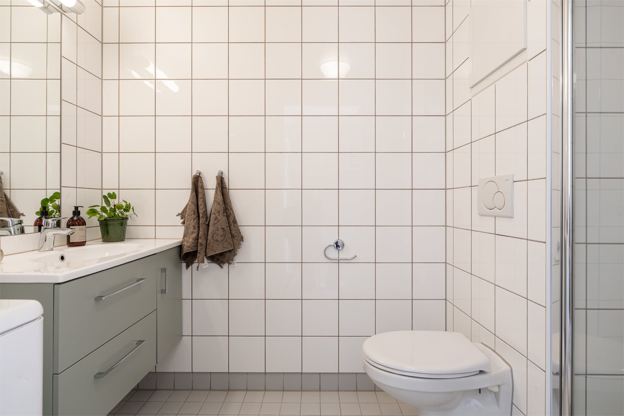 Baderommet har en god størrelse og er praktisk innredet med opplegg for vaskemaskin.