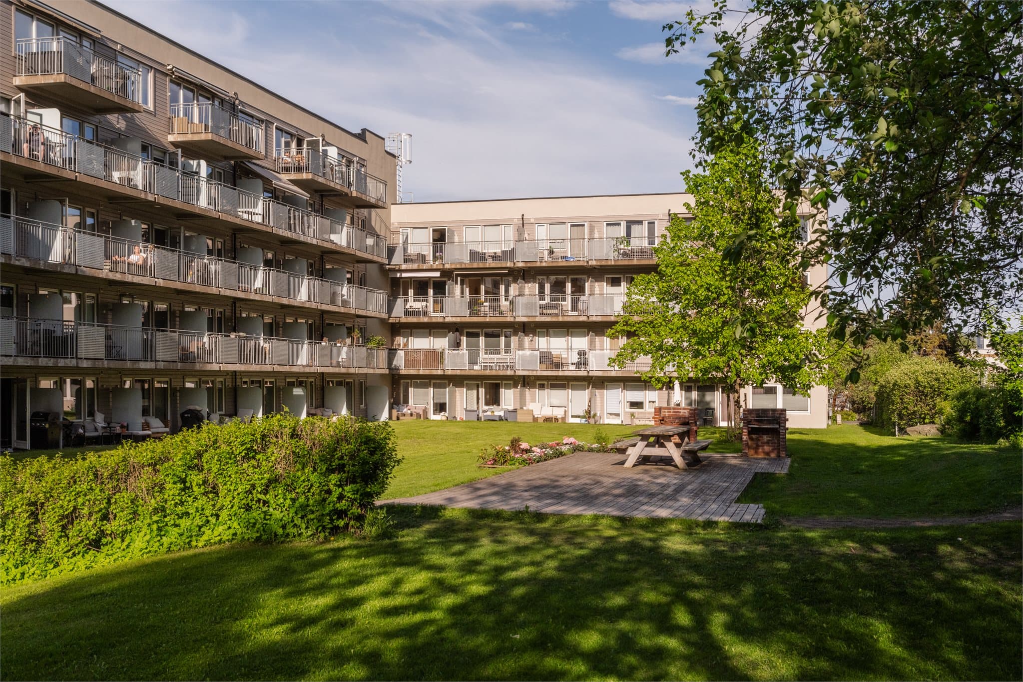 De pent opparbeidede fellesområdene består av sittegrupper, vakre blomsterbed og grillplass, og gir gode muligheter for sosialt samvær og avslapning i grønne omgivelser.