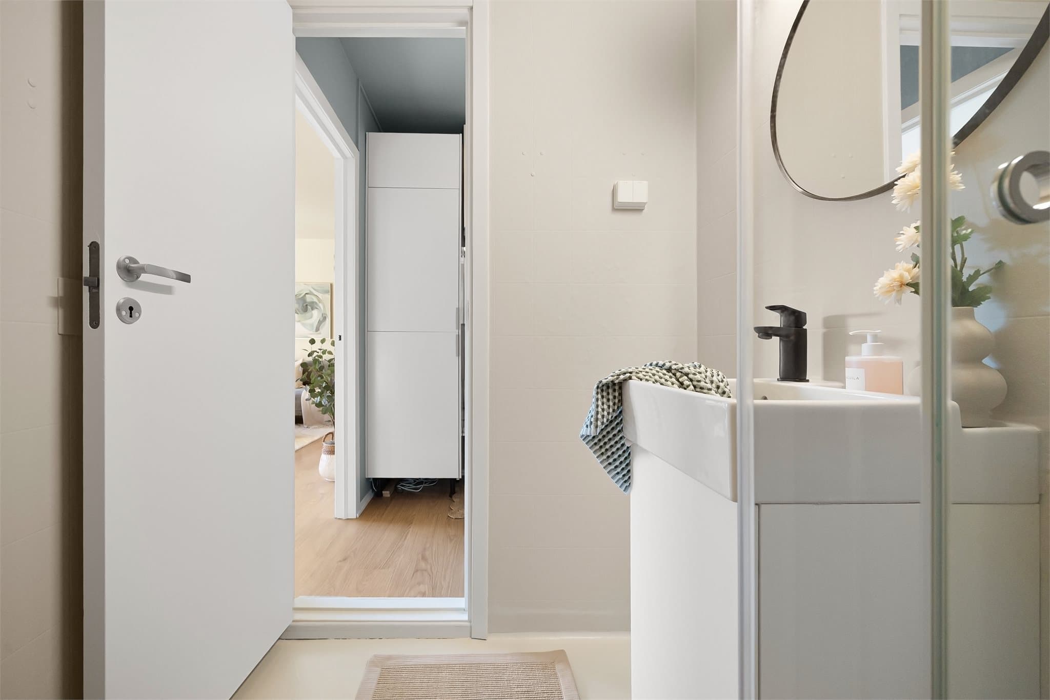 Dusjkabinettet ble montert i 2024. I 2026 ble badet oppgradert med ny servant, servantskap og blandebatteri, samt malte overflater og tetting av skruehull.