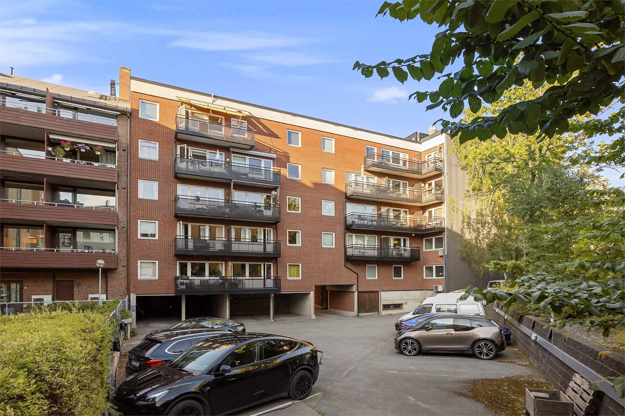 Sameiet disponerer 16 parkeringsplasser for utleie, noen med elbillader*