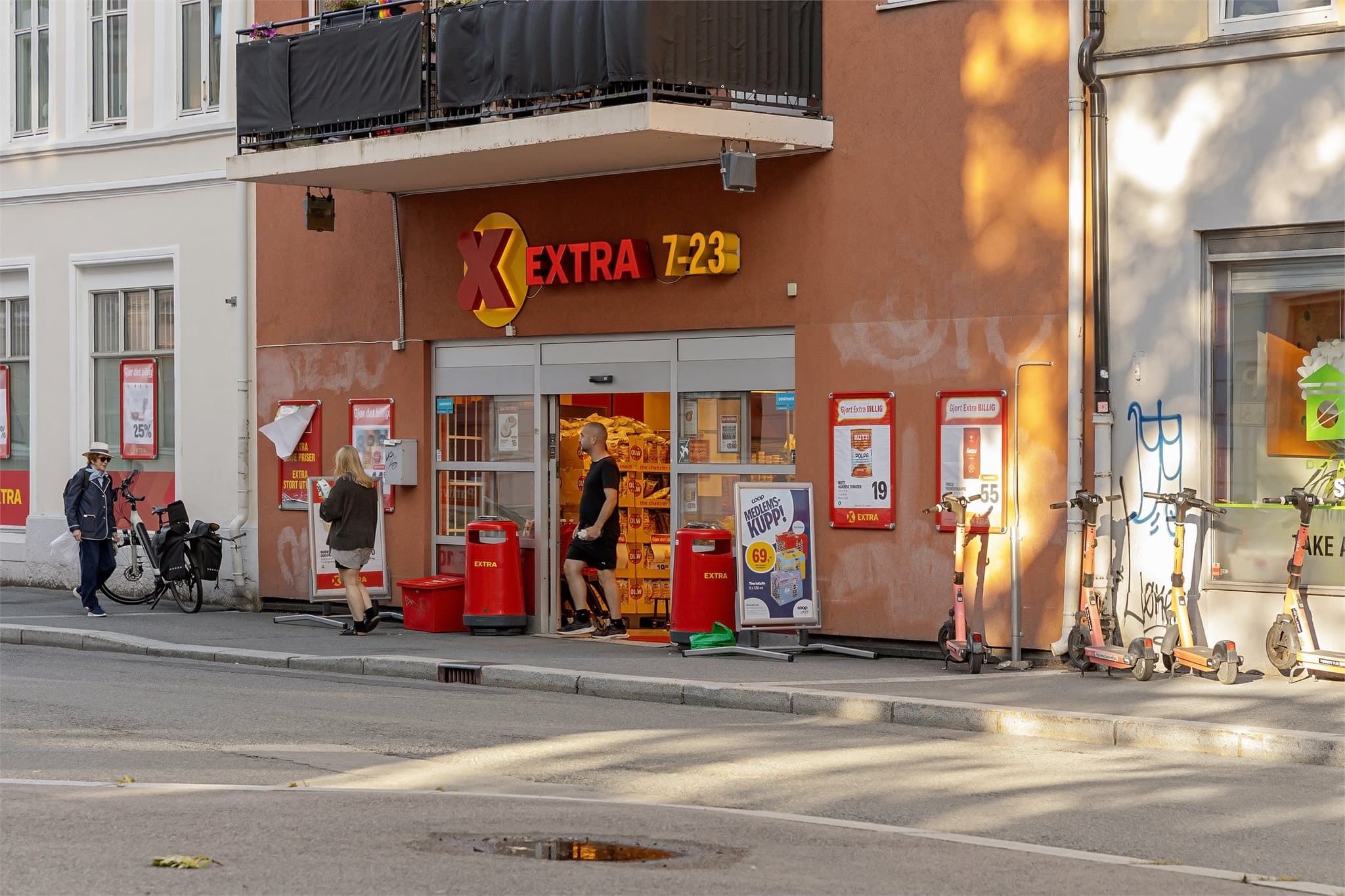 Dagligvarehandelen er enkel med Coop Extra Bjølsen kun ett minutts gange unna.