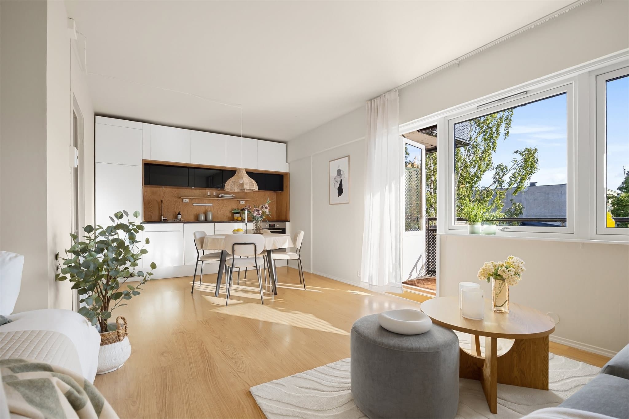 Fra stuen er det utgang til en 5 m² stor balkong som vender mot en rolig og skjermet bakgård.