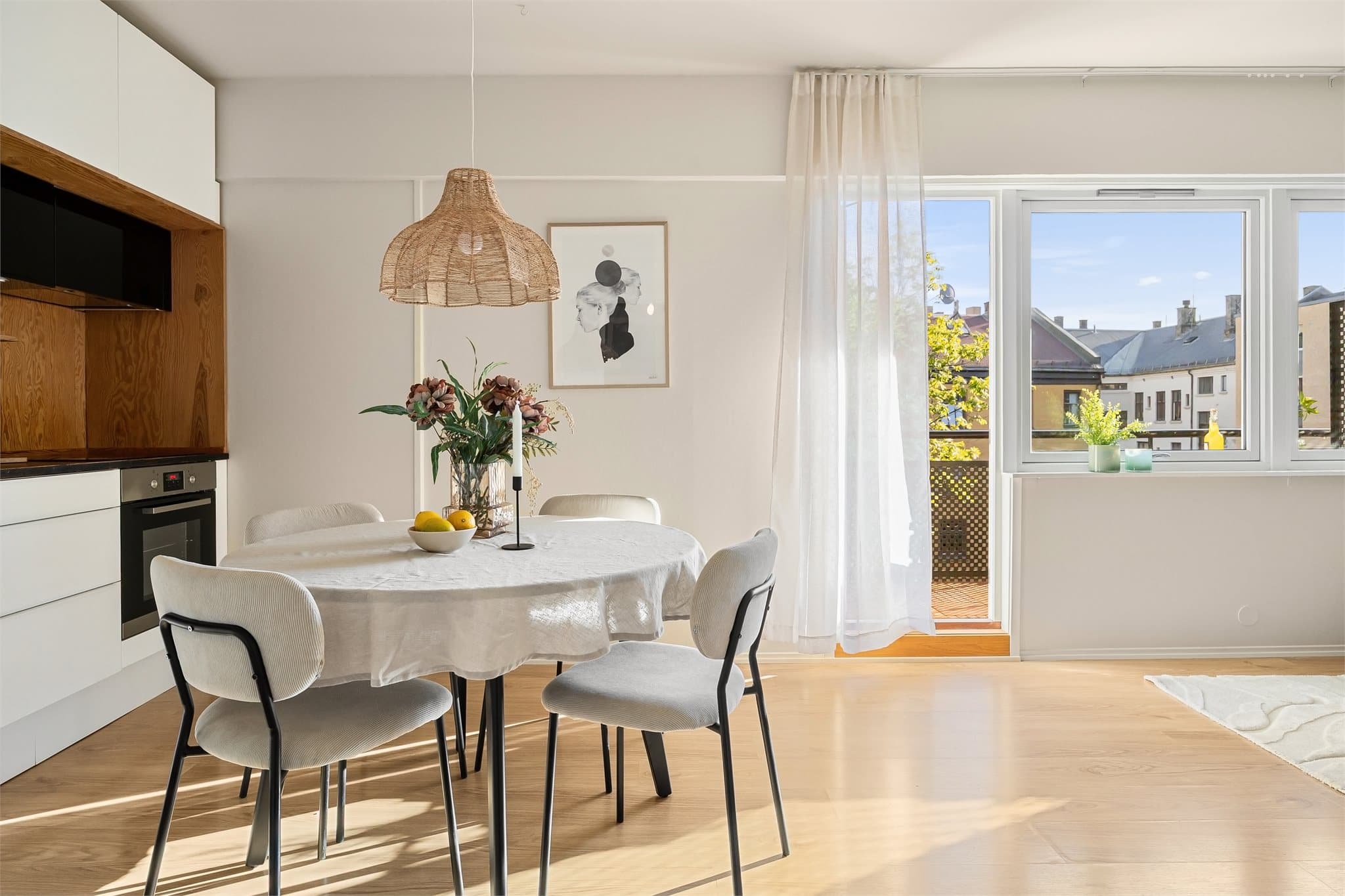 I 2026 ble det utført overflateoppgraderinger i stuen med tapetfornyer, sparkling og maling.