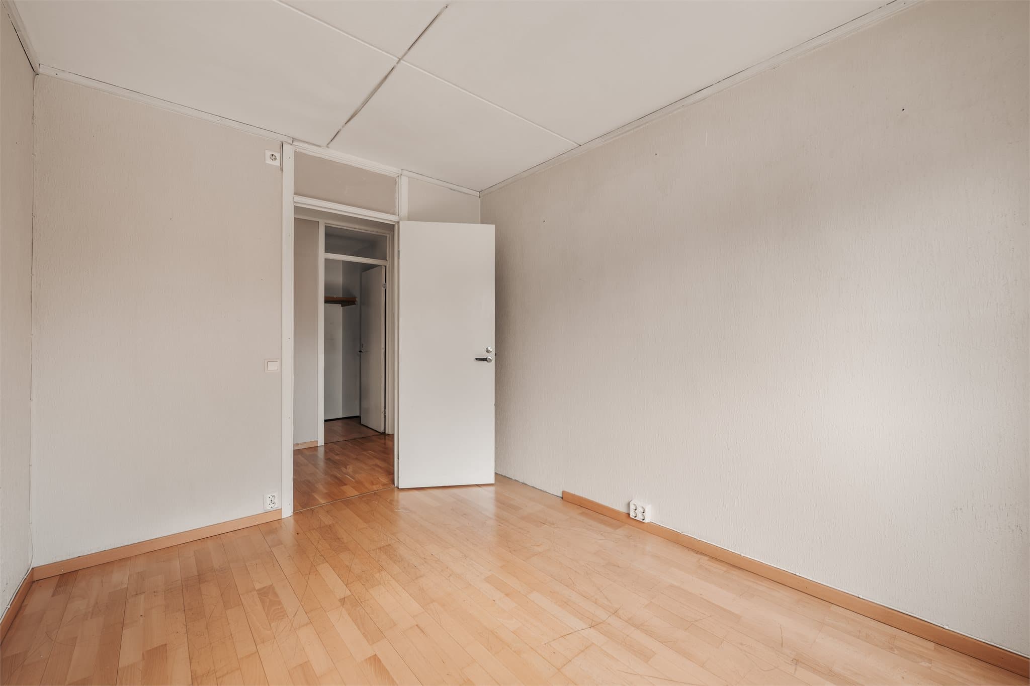 Rommet passer utmerket som et barnerom eller kontor.